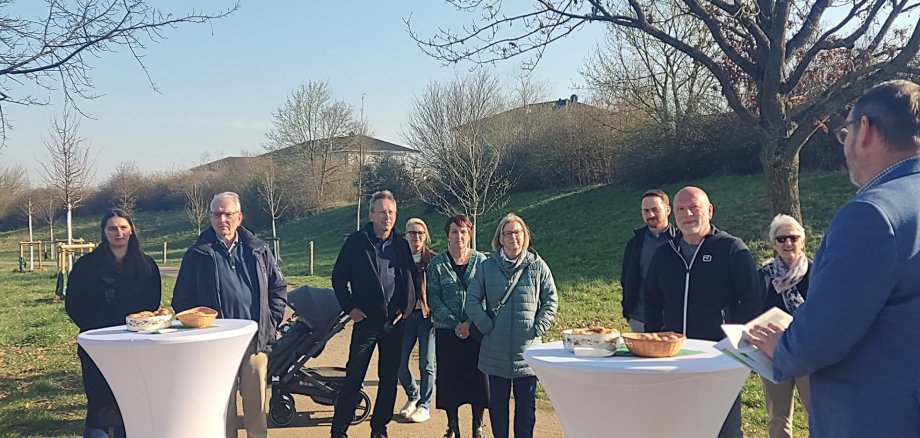 Sektempfang zwischen Bäumen.