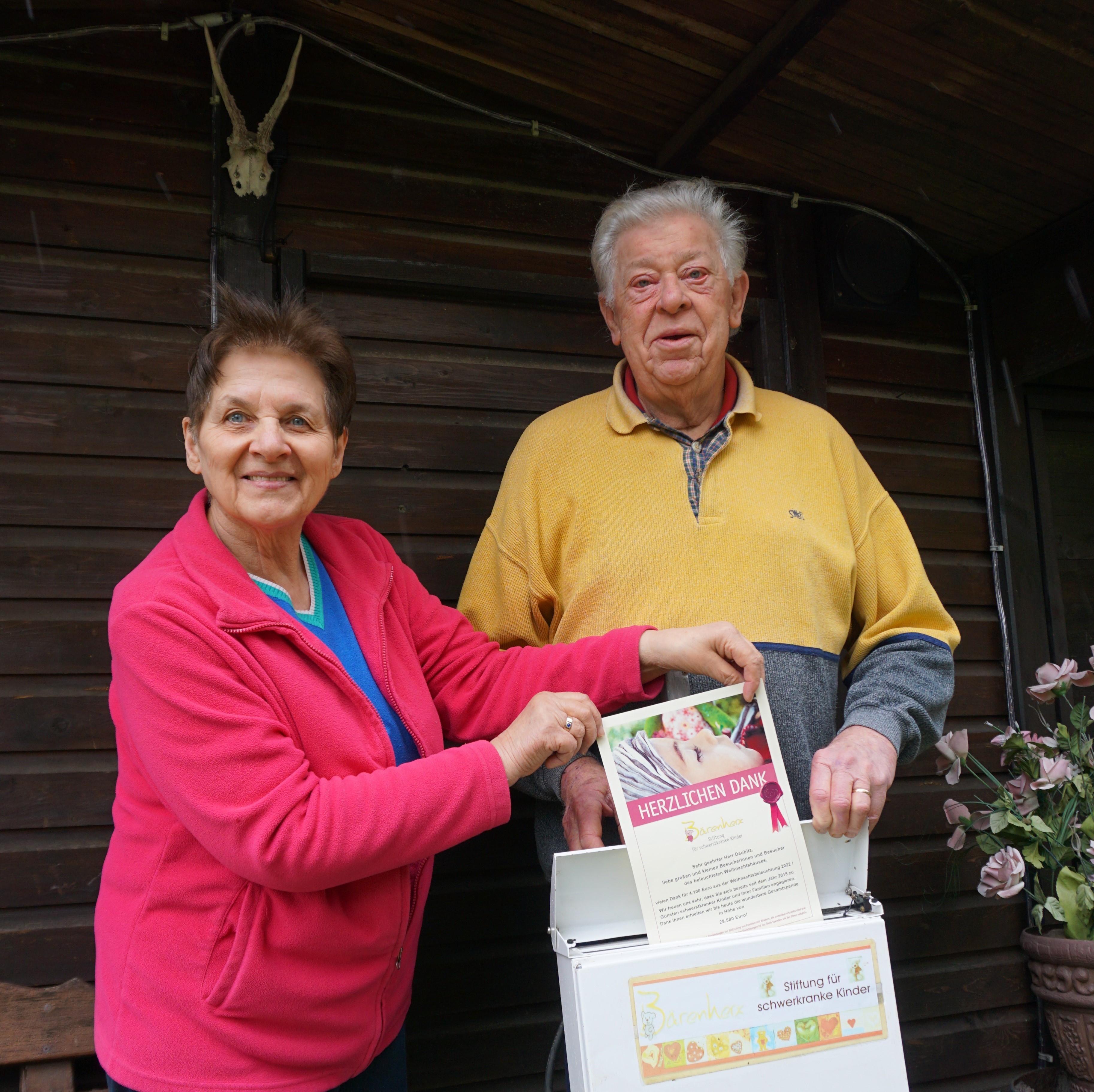 Bernhard Daubitz und seine Lebensgefährtin mit der Spendenurkunde.