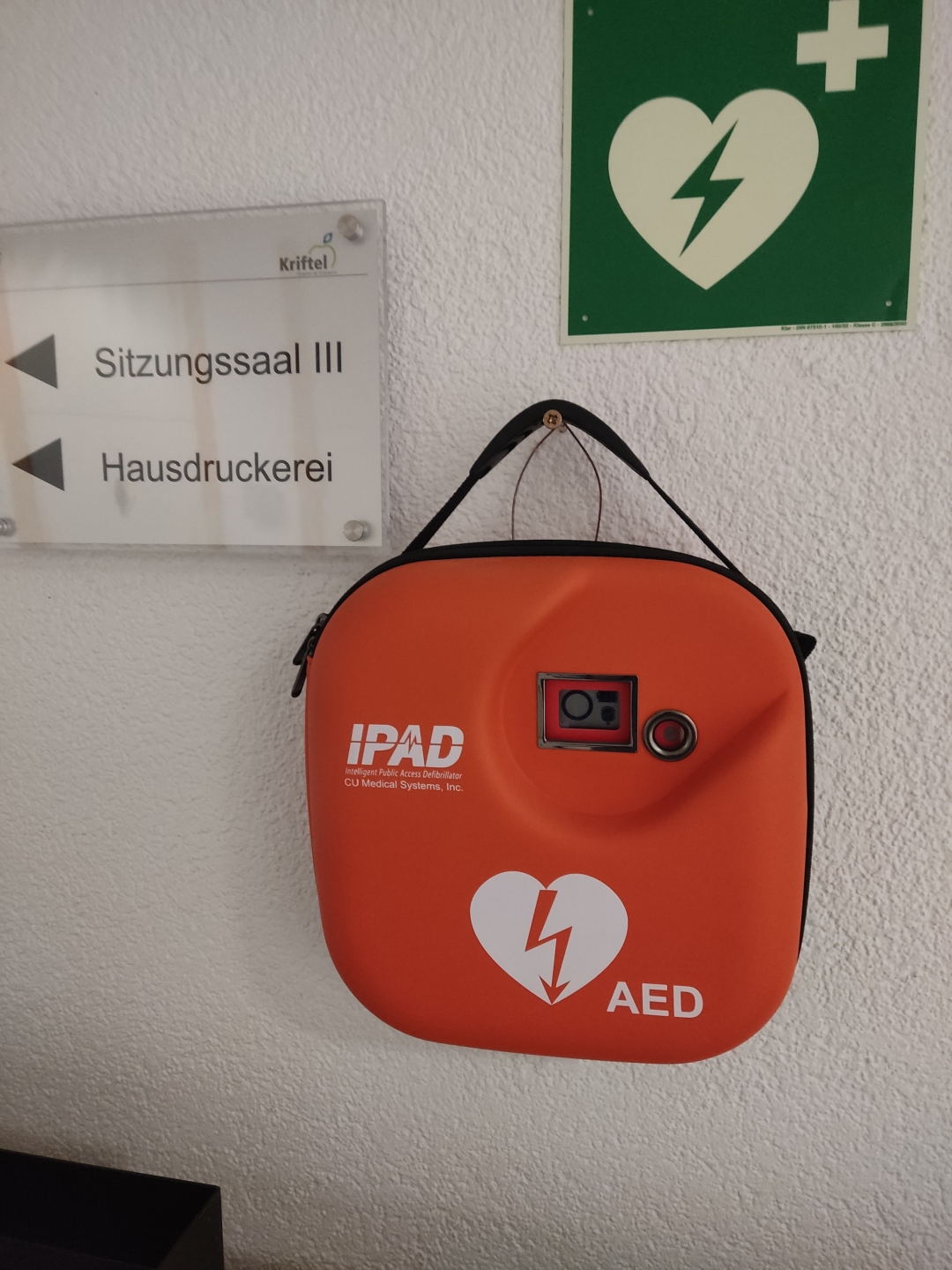 Ein Defillibrator im Rathaus.