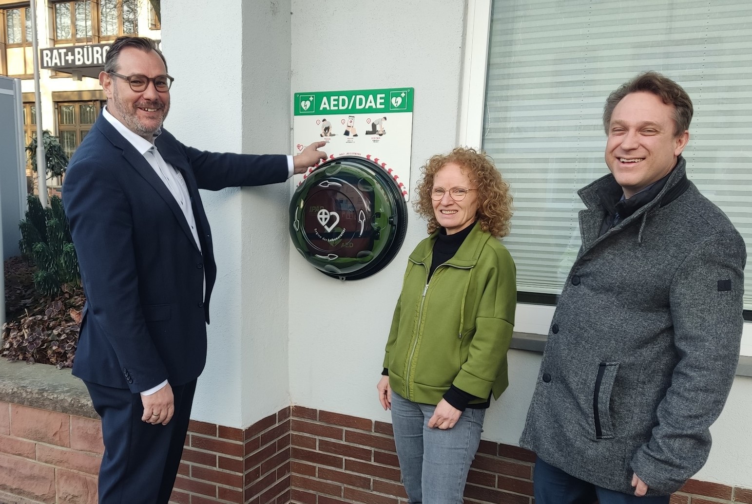 SEitz neben dem neuen Aufbewahrungsort des AED am Bauamt.