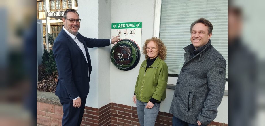 SEitz neben dem neuen Aufbewahrungsort des AED am Bauamt.