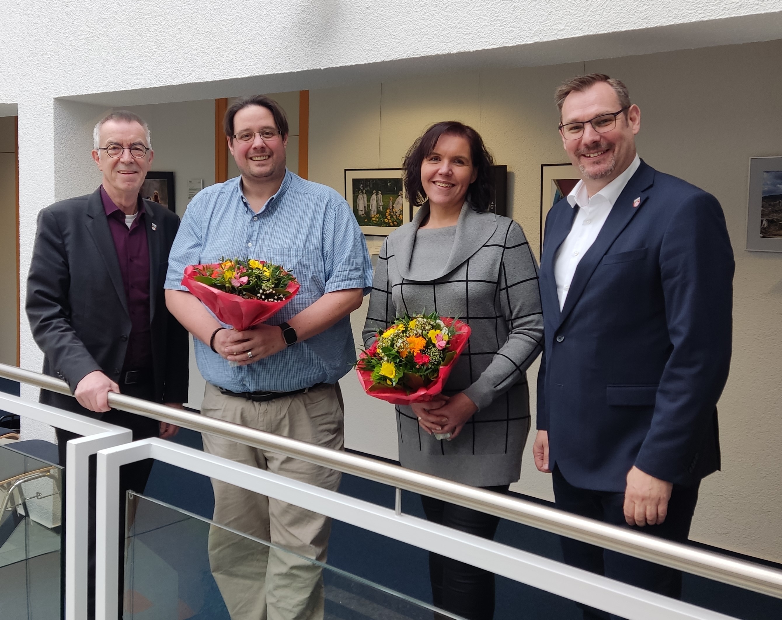 Scheurich und Fiore mit Blumensträußen.