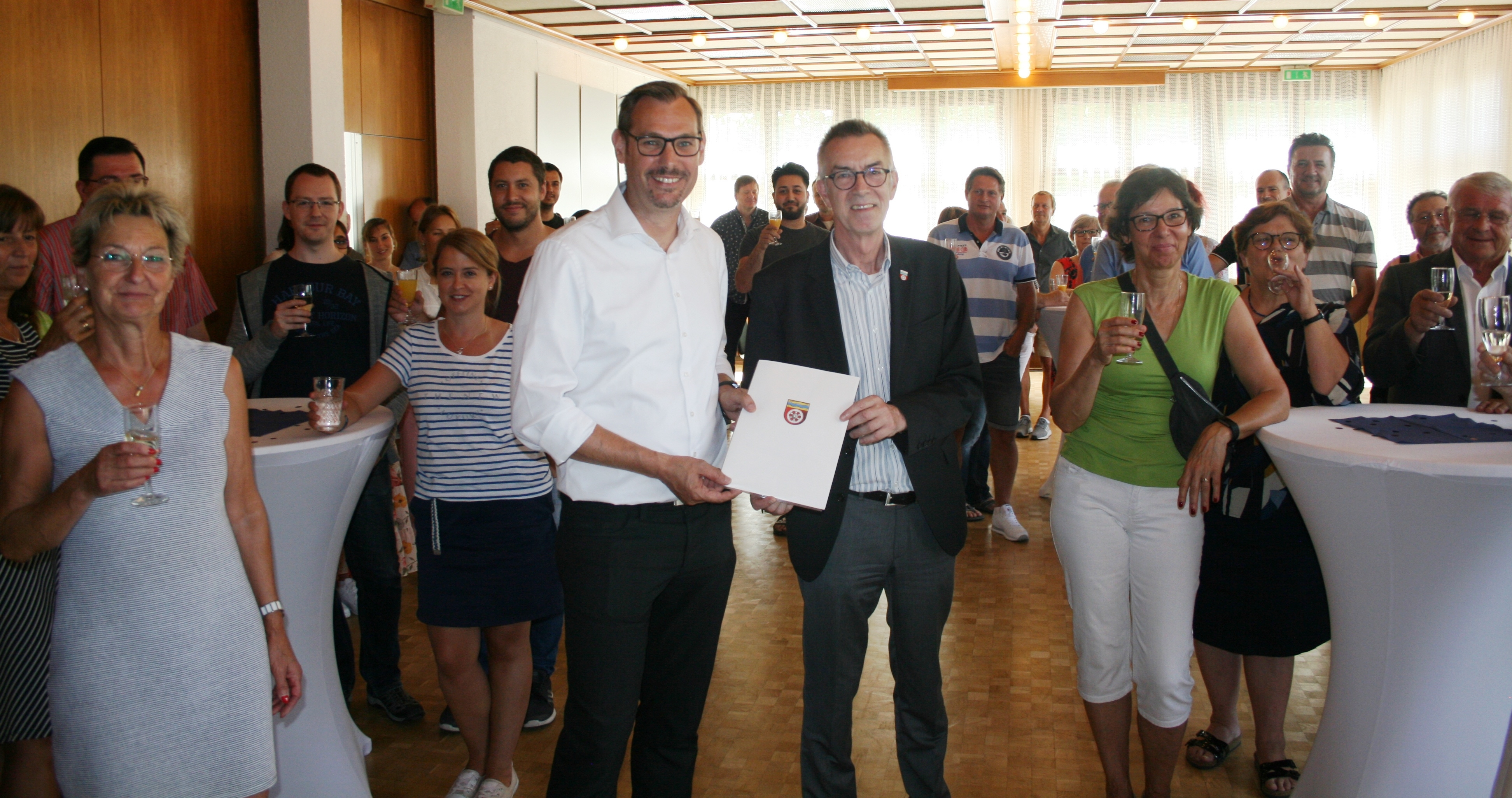 Christian Seitz und Franz Jirasek mit Urkunde im Kreis der Mitarbeiter und Kommunalpolitiker.