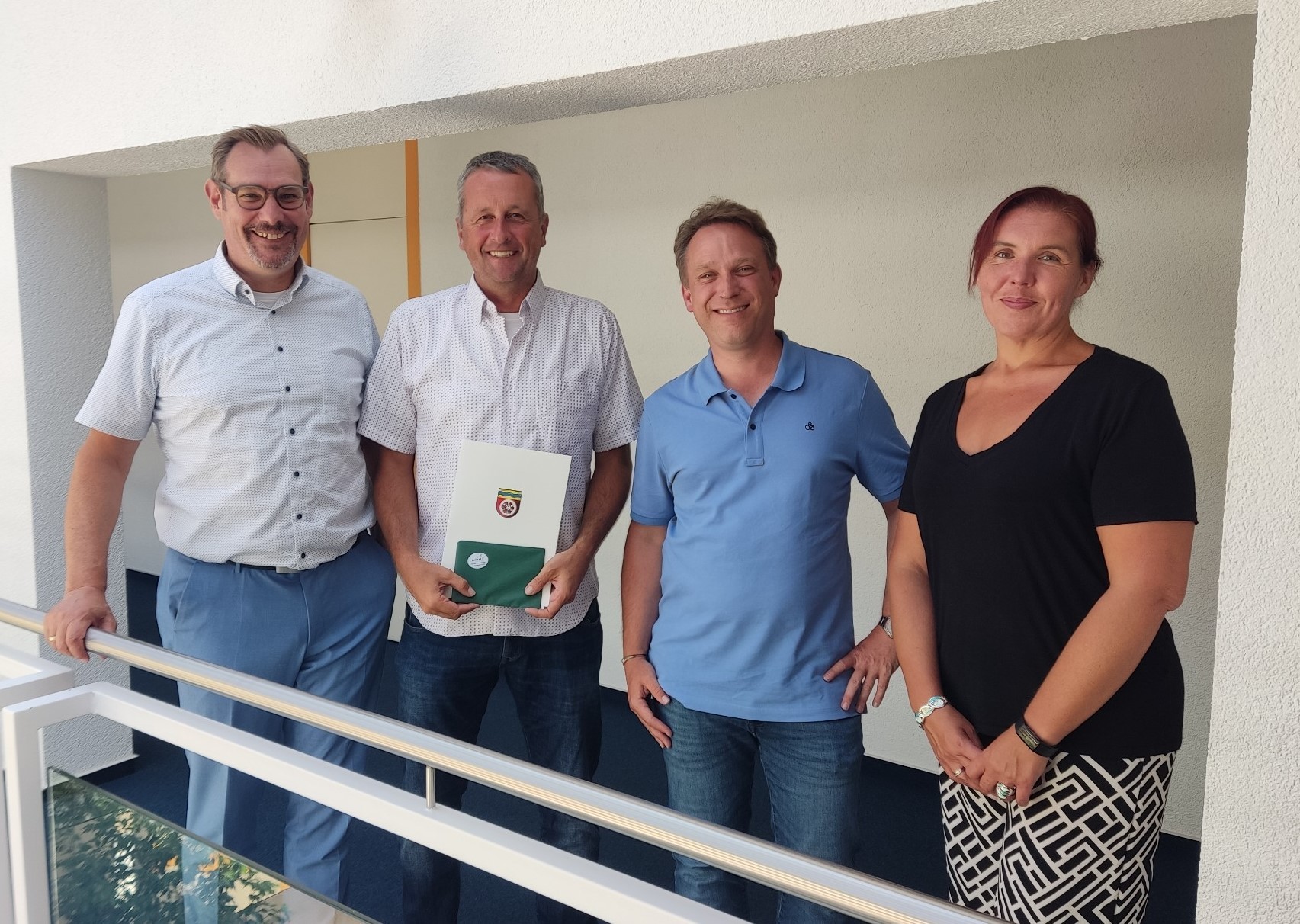 Kaufmann mit Gratulanten.