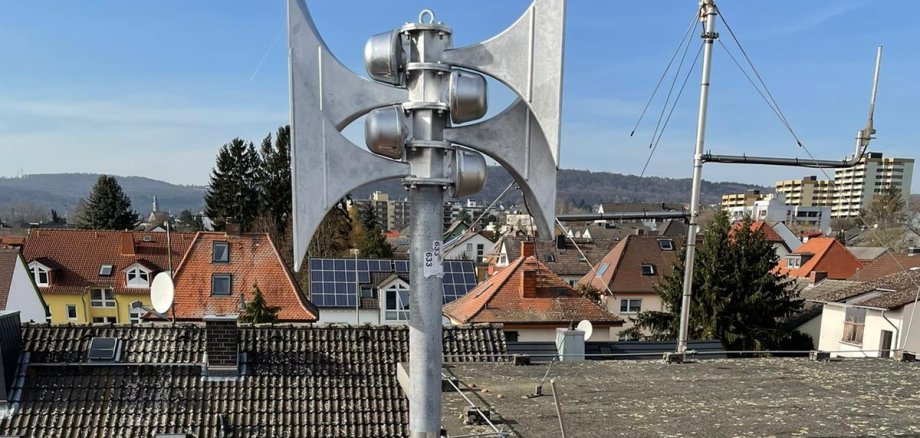 Die neue elektronische Sirene auf dem Dach.