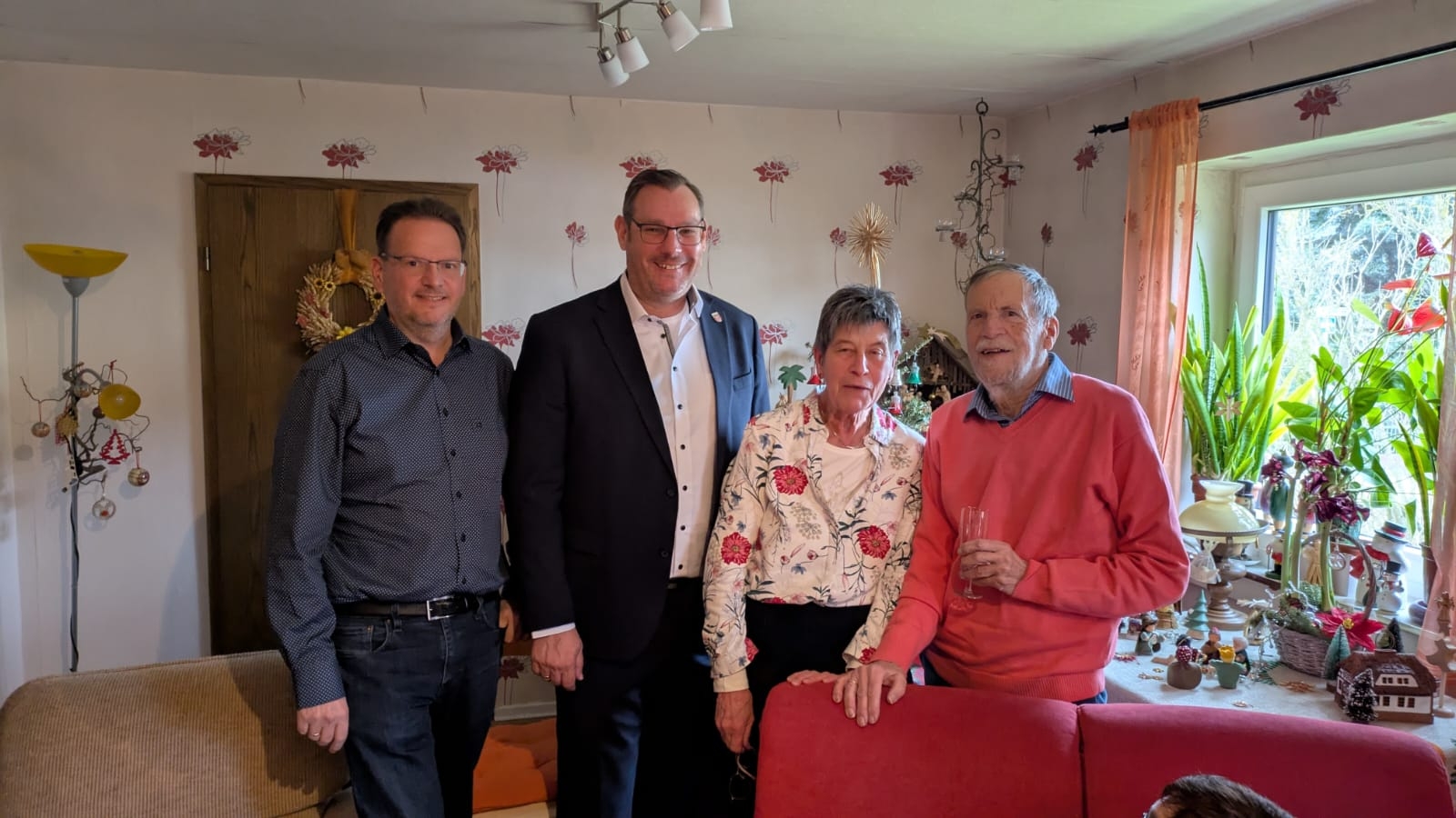 Dillmann mit Frau, Seitz und Feist im Wohnzimmer.