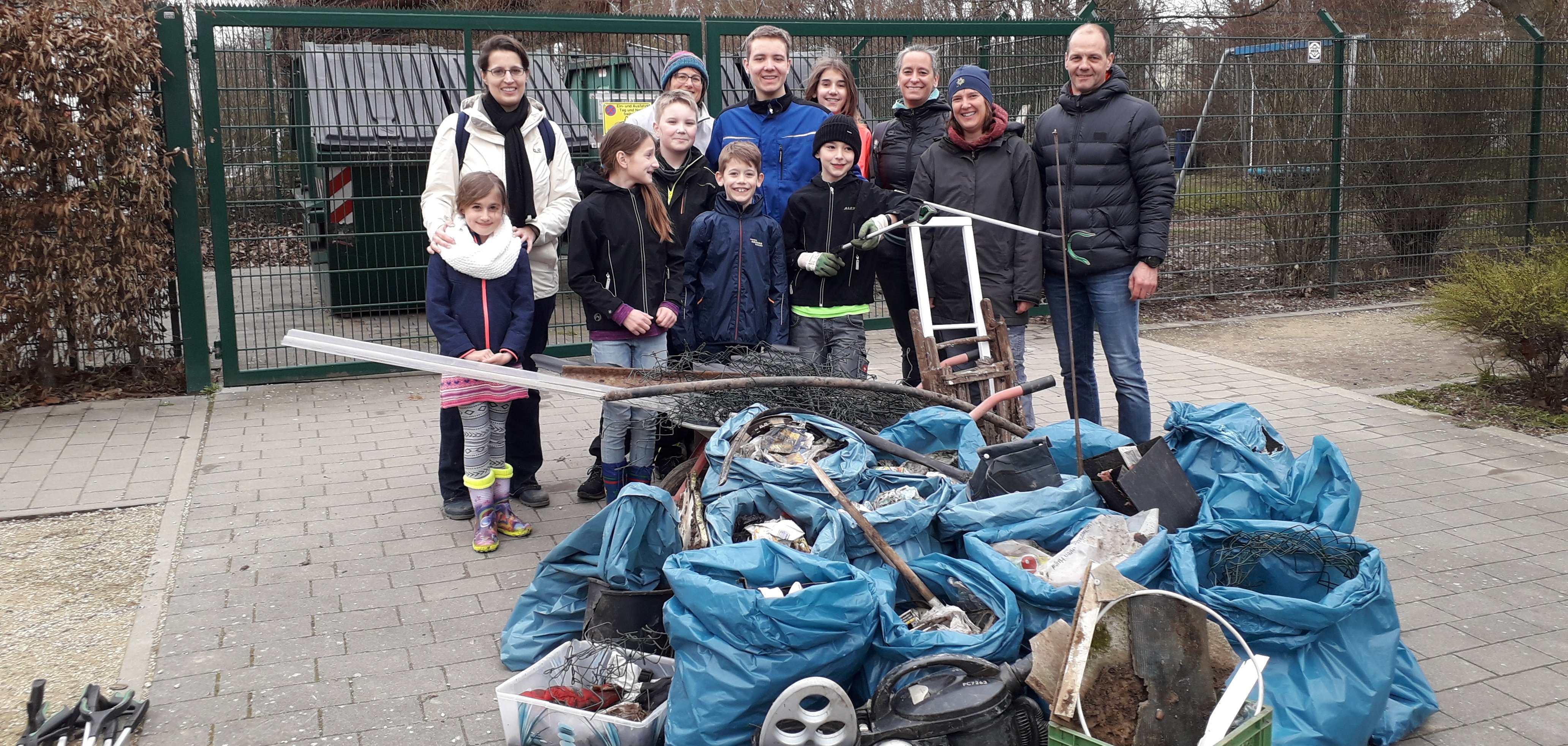 Die Mitglieder der DLRG Kriftel vor vielen Säcken voller Müll.