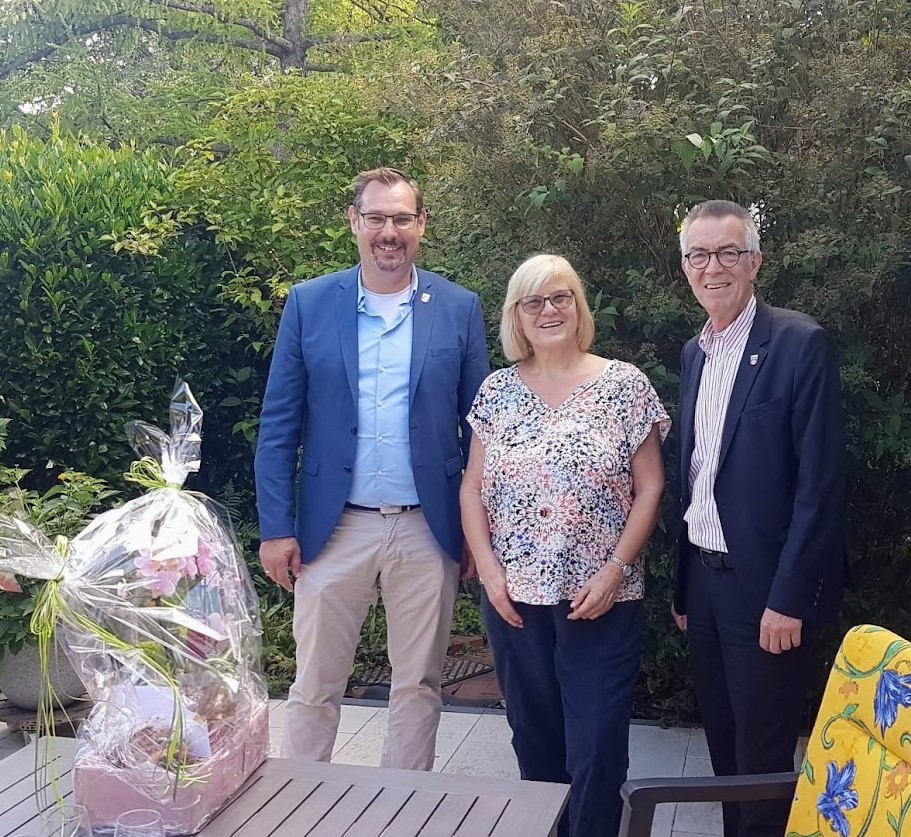 Dorothea Barth mit Seitz und Jirasek in ihrem Garten.