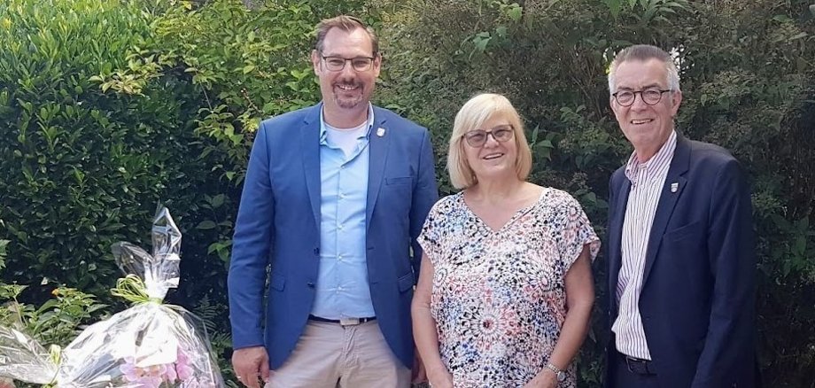 Dorothea Barth mit Seitz und Jirasek in ihrem Garten.