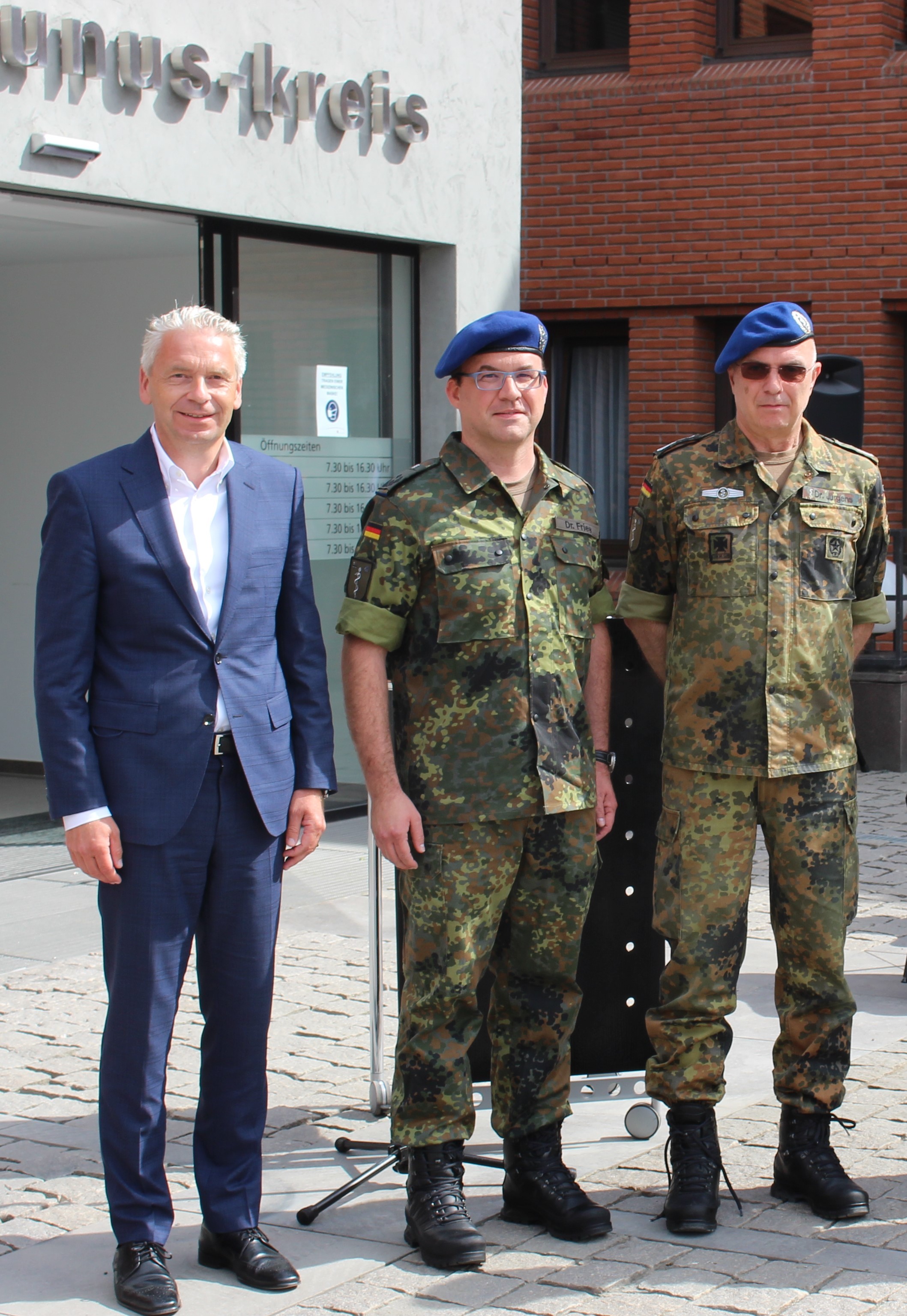 Dr. Fries mit dem Landrat und seinem Vorgänger.