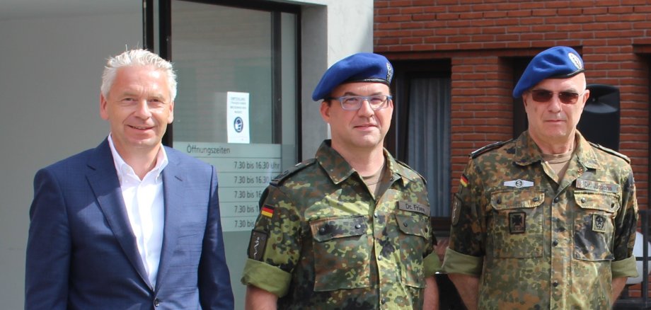 Dr. Fries mit dem Landrat und seinem Vorgänger.