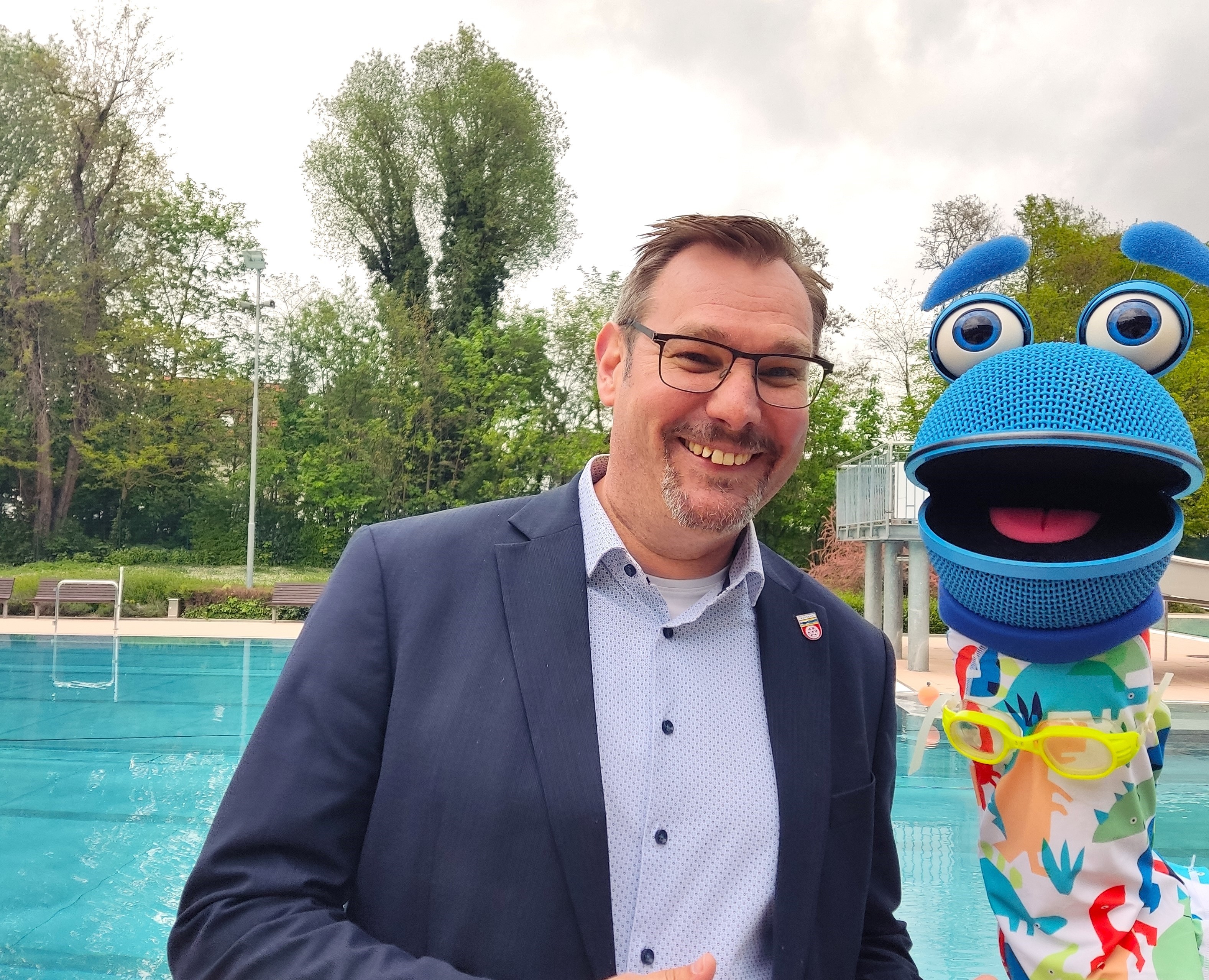 Seitz mit der Klappmaul-Puppe im Parkbad.