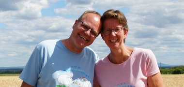 Stefan Witt und Anja Giesecke strahlen Kopf an Kopf.