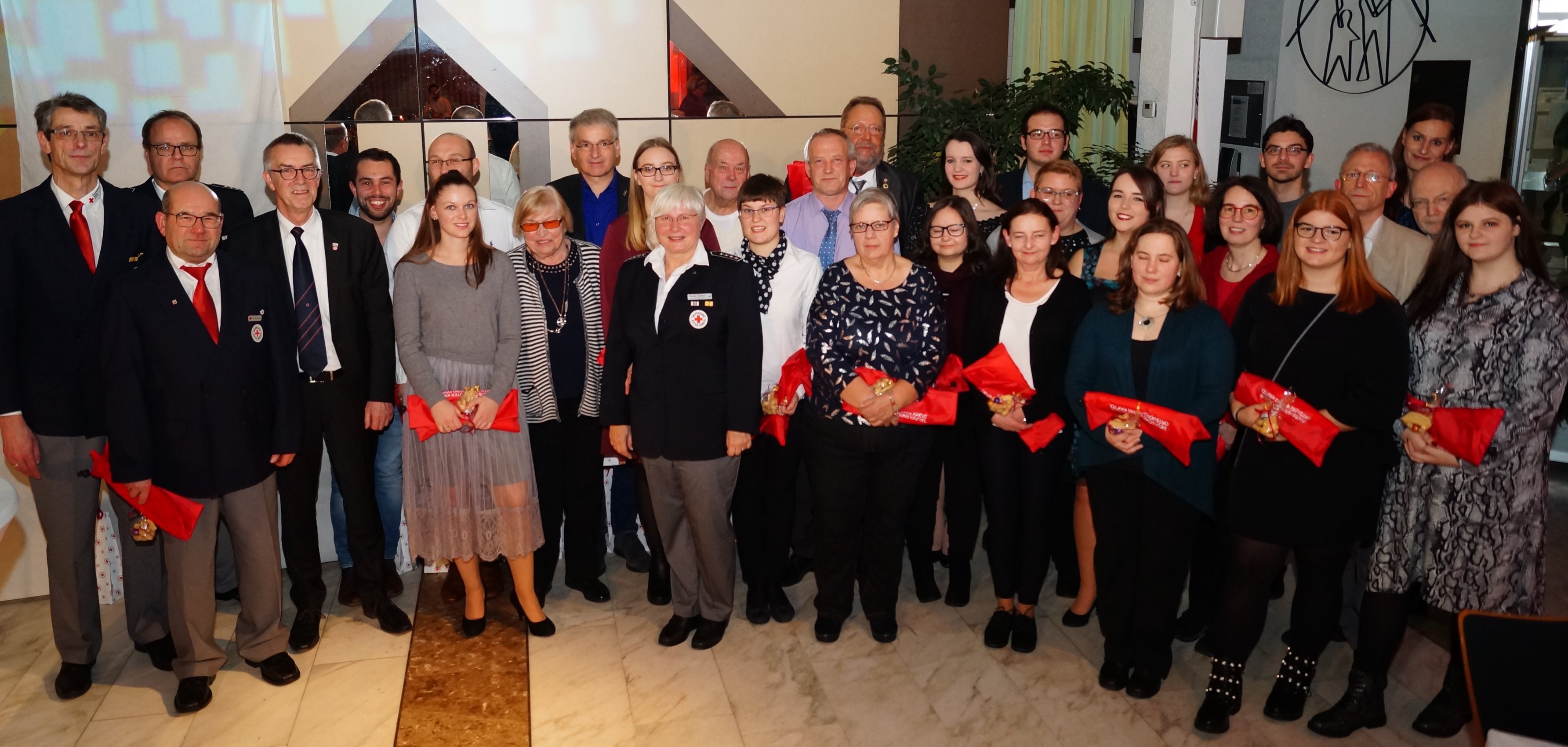 Die Aktiven und der Vorstand des DRK Kriftel mit Geschenken.