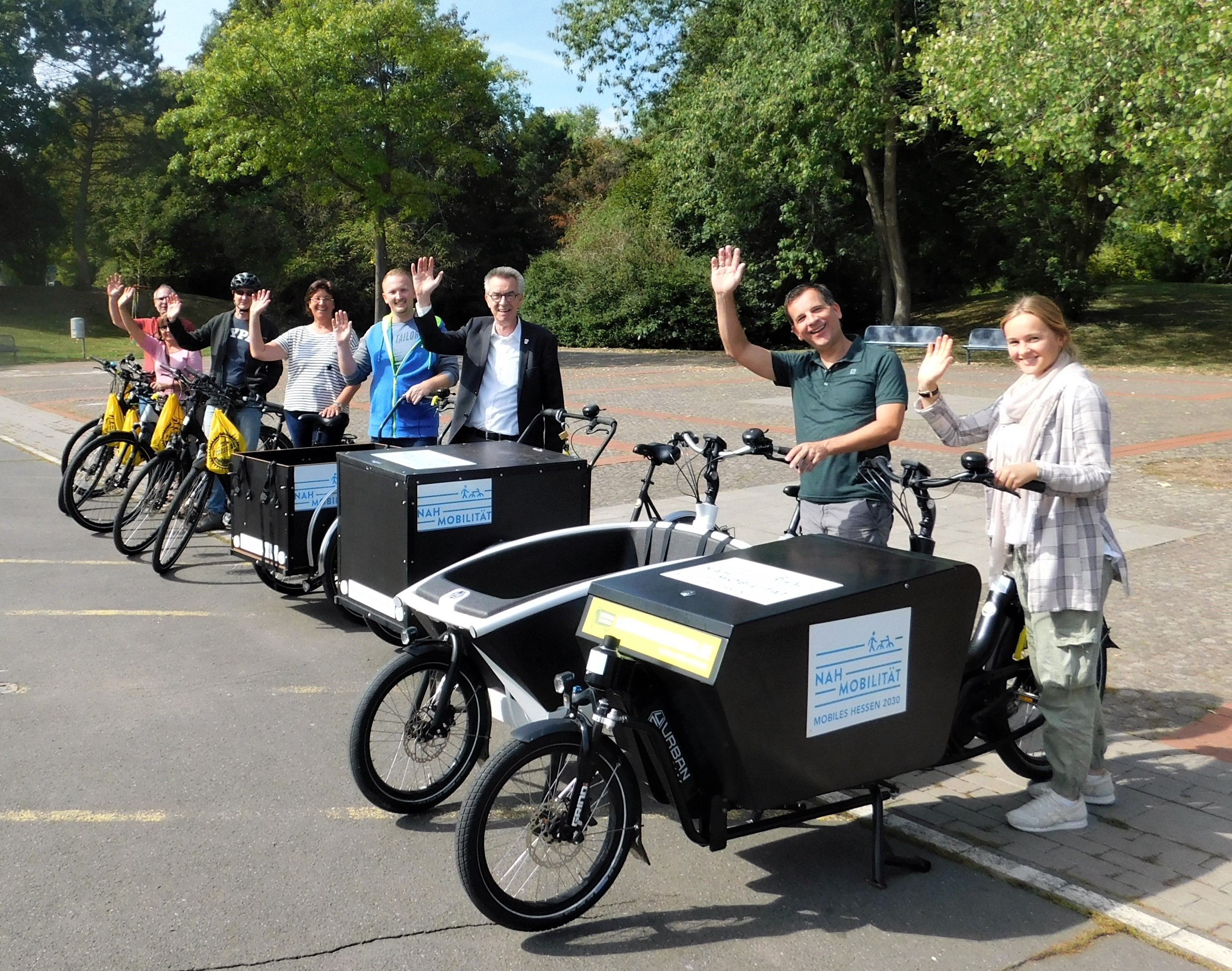 Die erste Ausleiher mit ihren BIkes auf dem Festplatz im Freizeitpark.