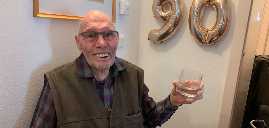 Edgar Nuß mit einem Glas in der Hand.