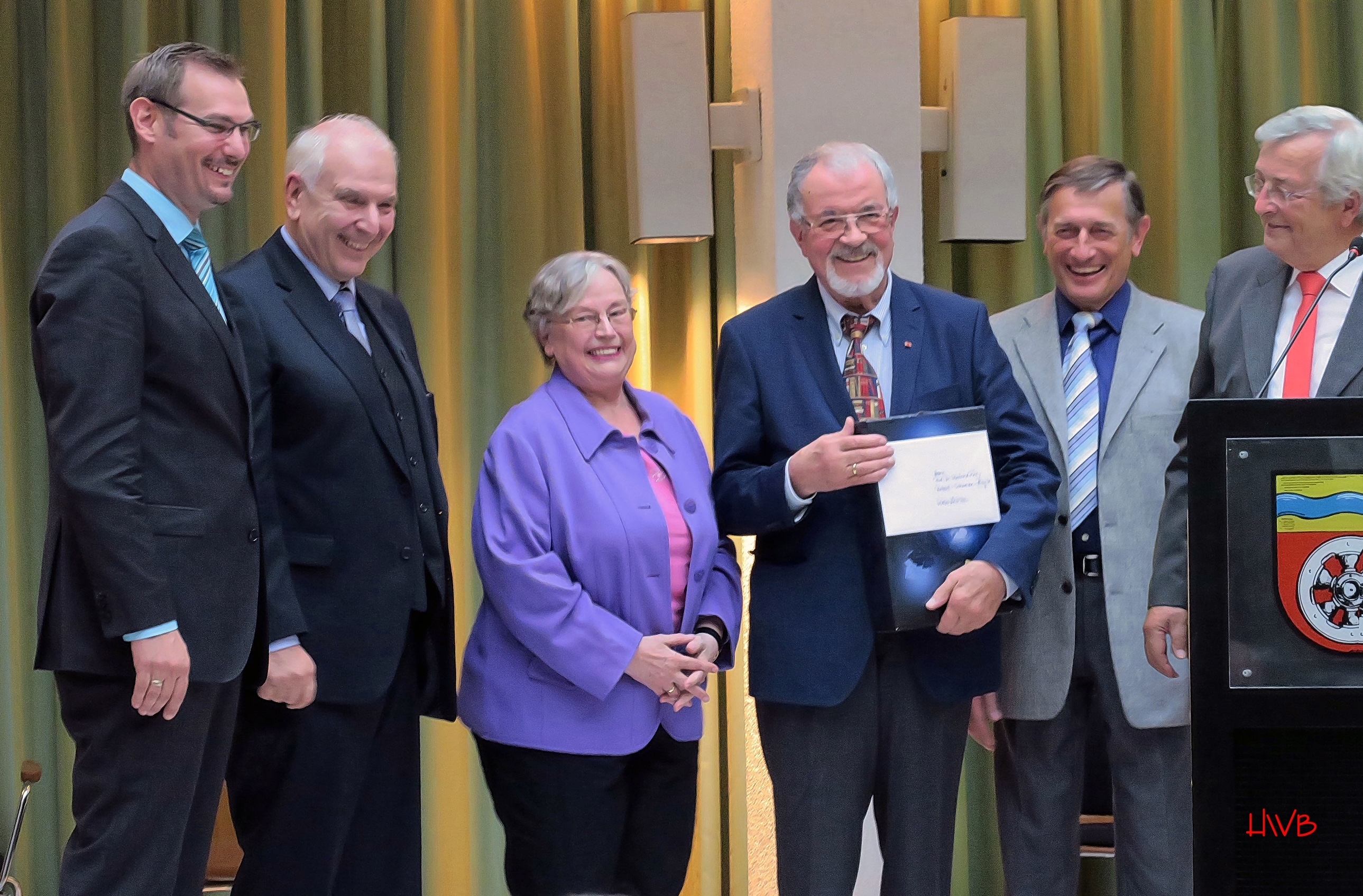 Das Bild stammt aus dem Jahr 2016: Ehepaar Frey inmitten von Gratulanten zur Goldenen Hochzeit.