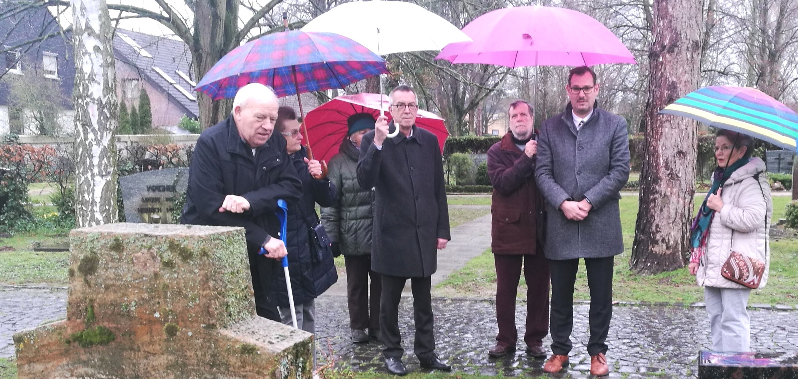 Eine Delegation rund um die Rathausspitze am Ehrengrab von Josef Wittwer auf dem Krifteler Friedhof.
