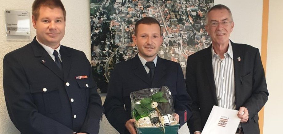 Martinez in Uniform mit Jirasek und Kilian im Rathaus.