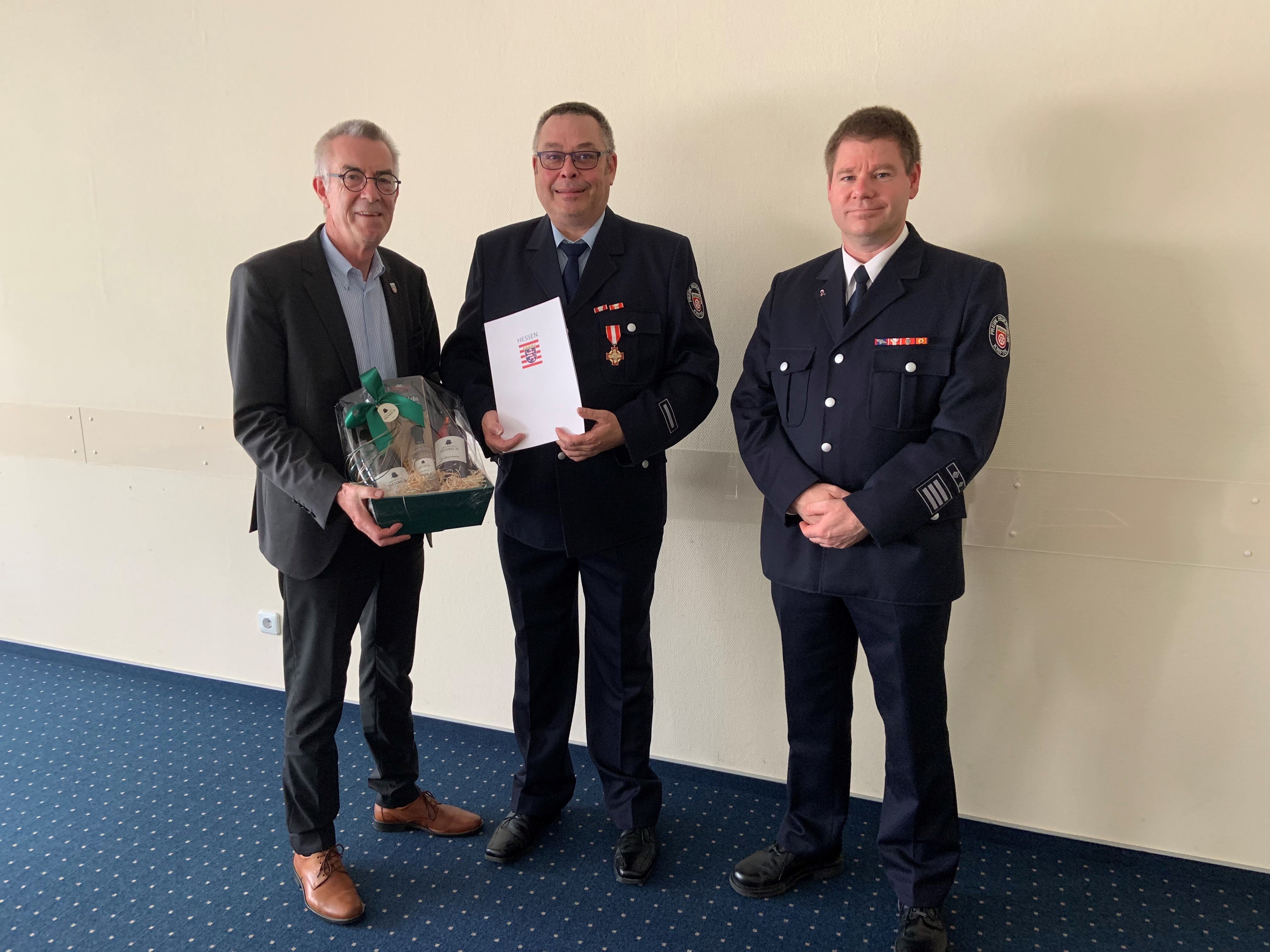 Harald Schmitt mit Urkunde im Rathaus.
