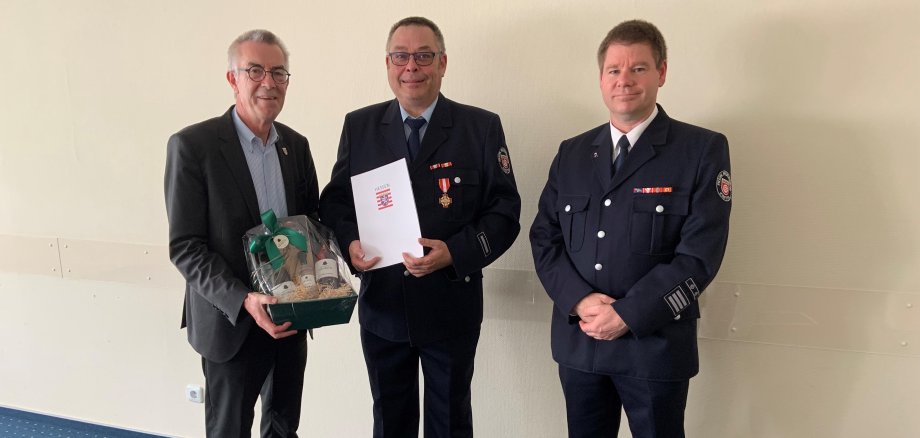 Harald Schmitt mit Urkunde im Rathaus.
