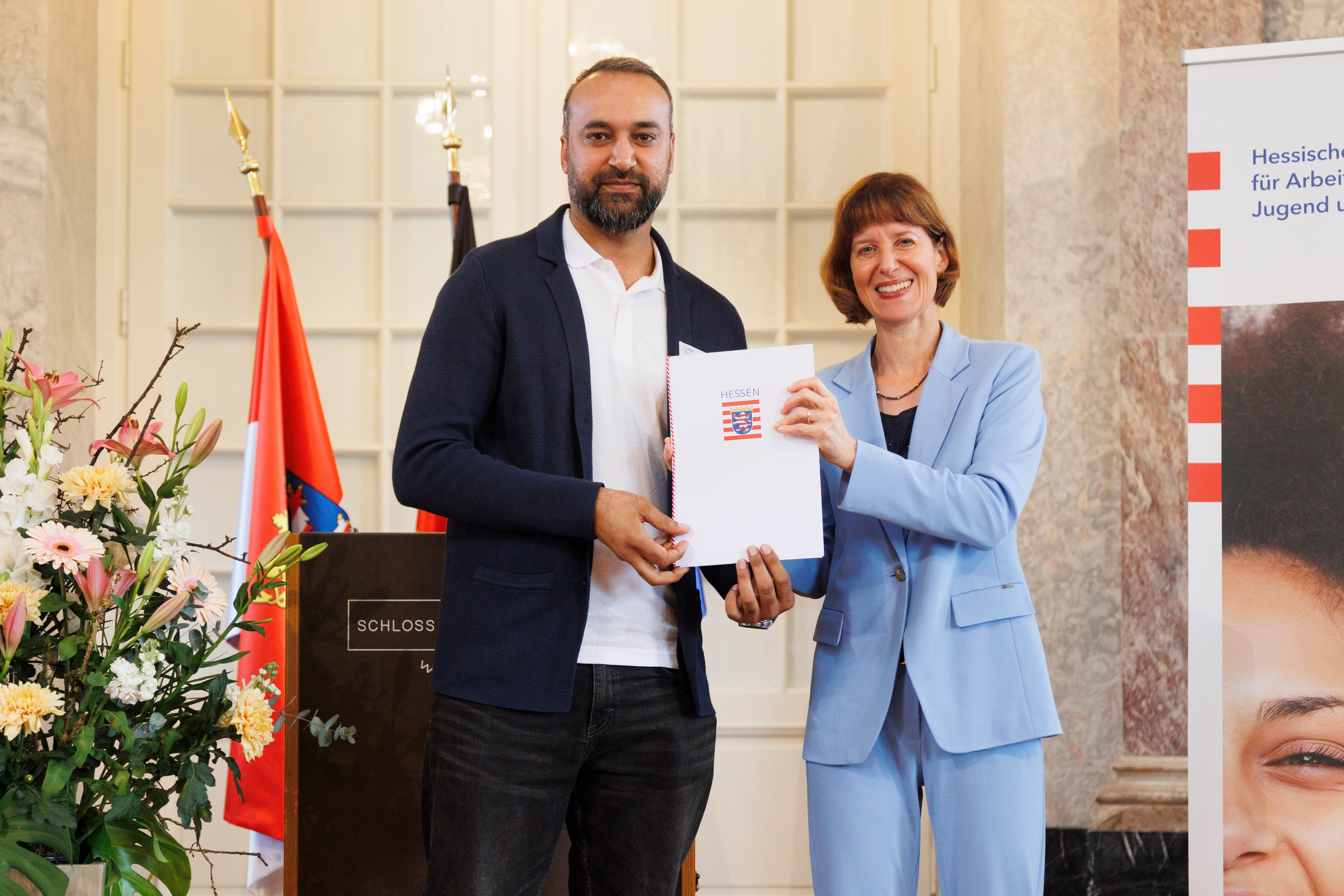 Der Geehrte mit Ministerin.