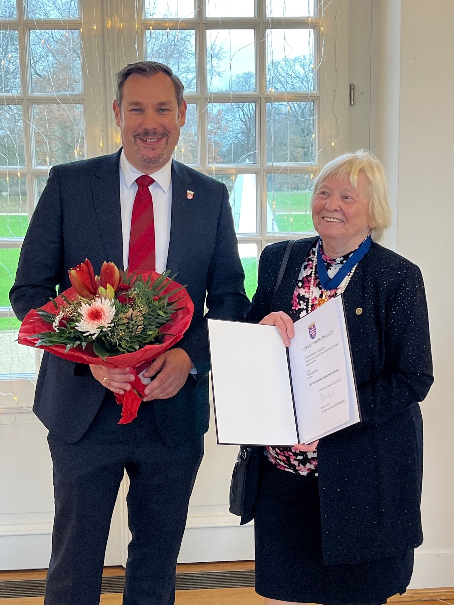Gerlinde Sittig bei der Ehrung in Wiesbaden mit Christian Seitz.