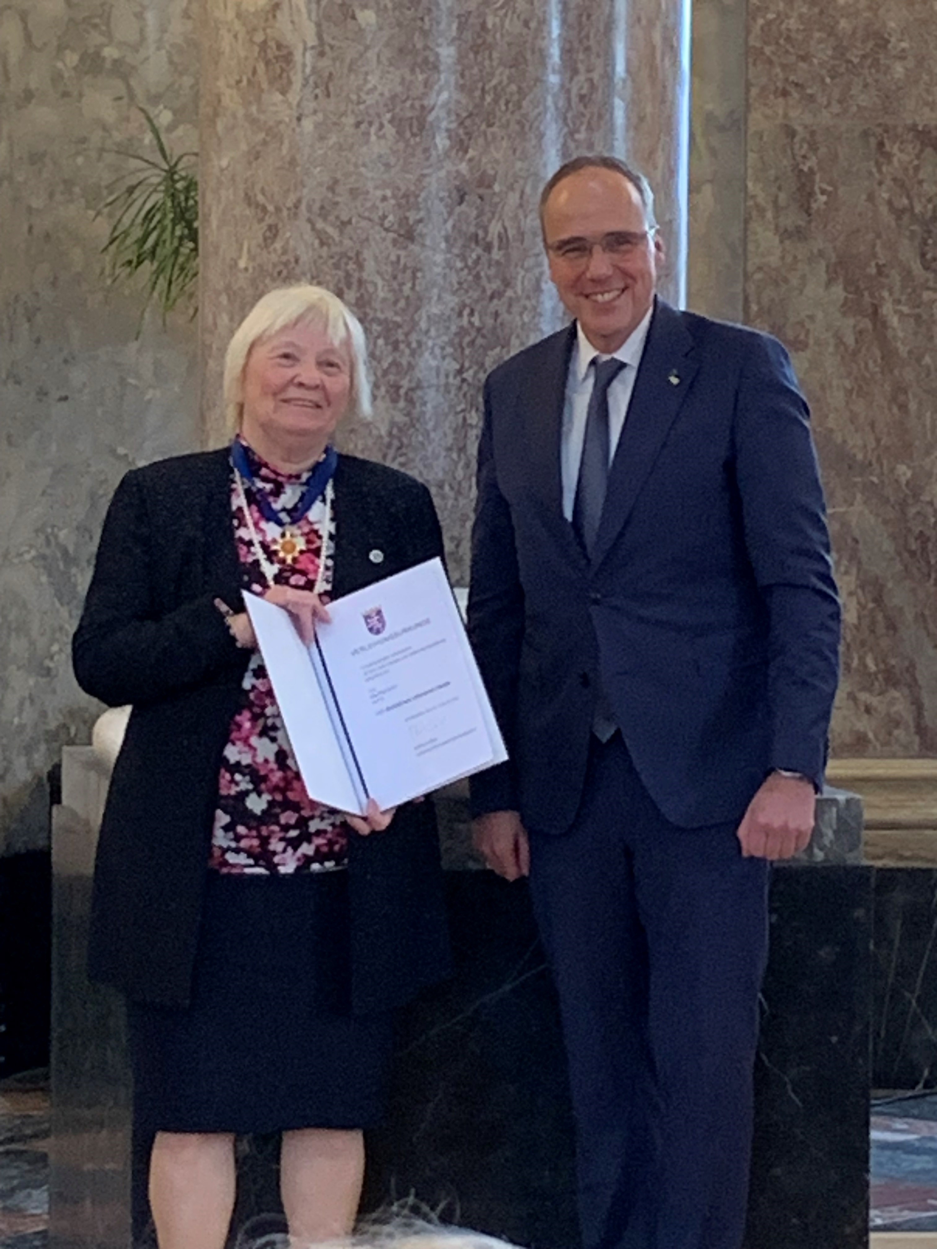 Sittig und Beuth mit Urkunde.