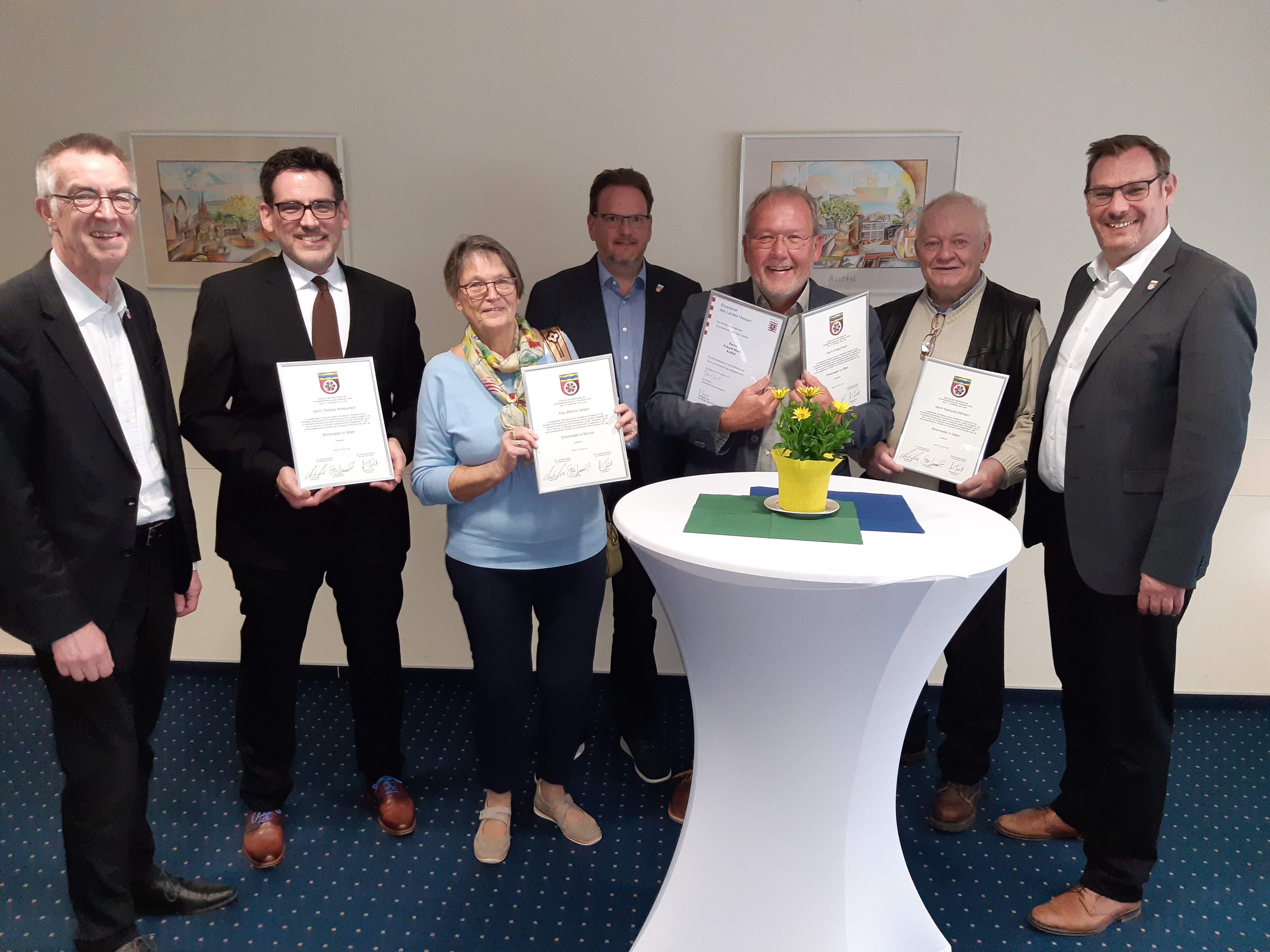Die geehrten Ehrenamtler mit Urkunden im Rathaus.