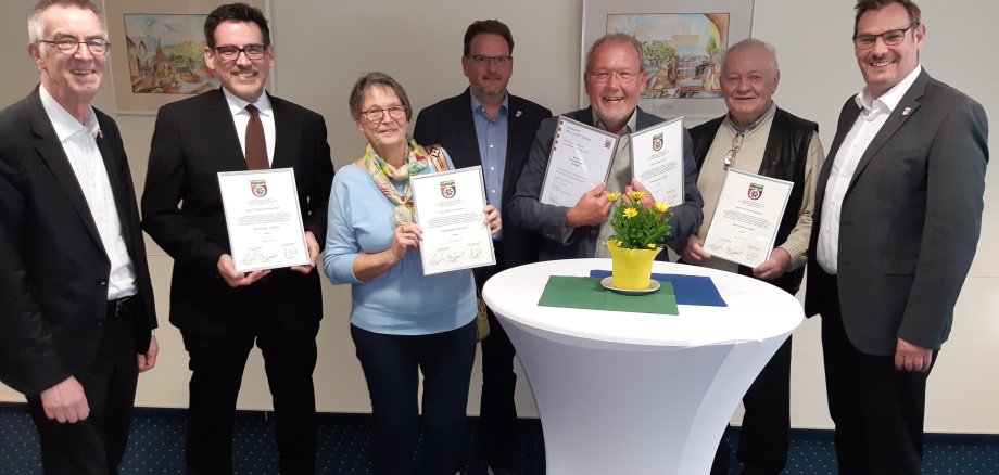 Die geehrten Ehrenamtler mit Urkunden im Rathaus.