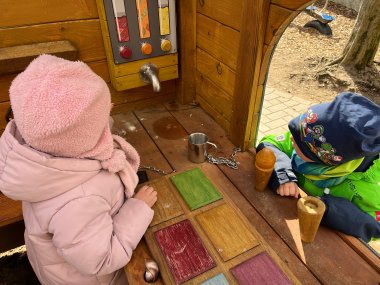 Kinder in der Eisdiele, eines der Häuser ihres Baumhauses.
