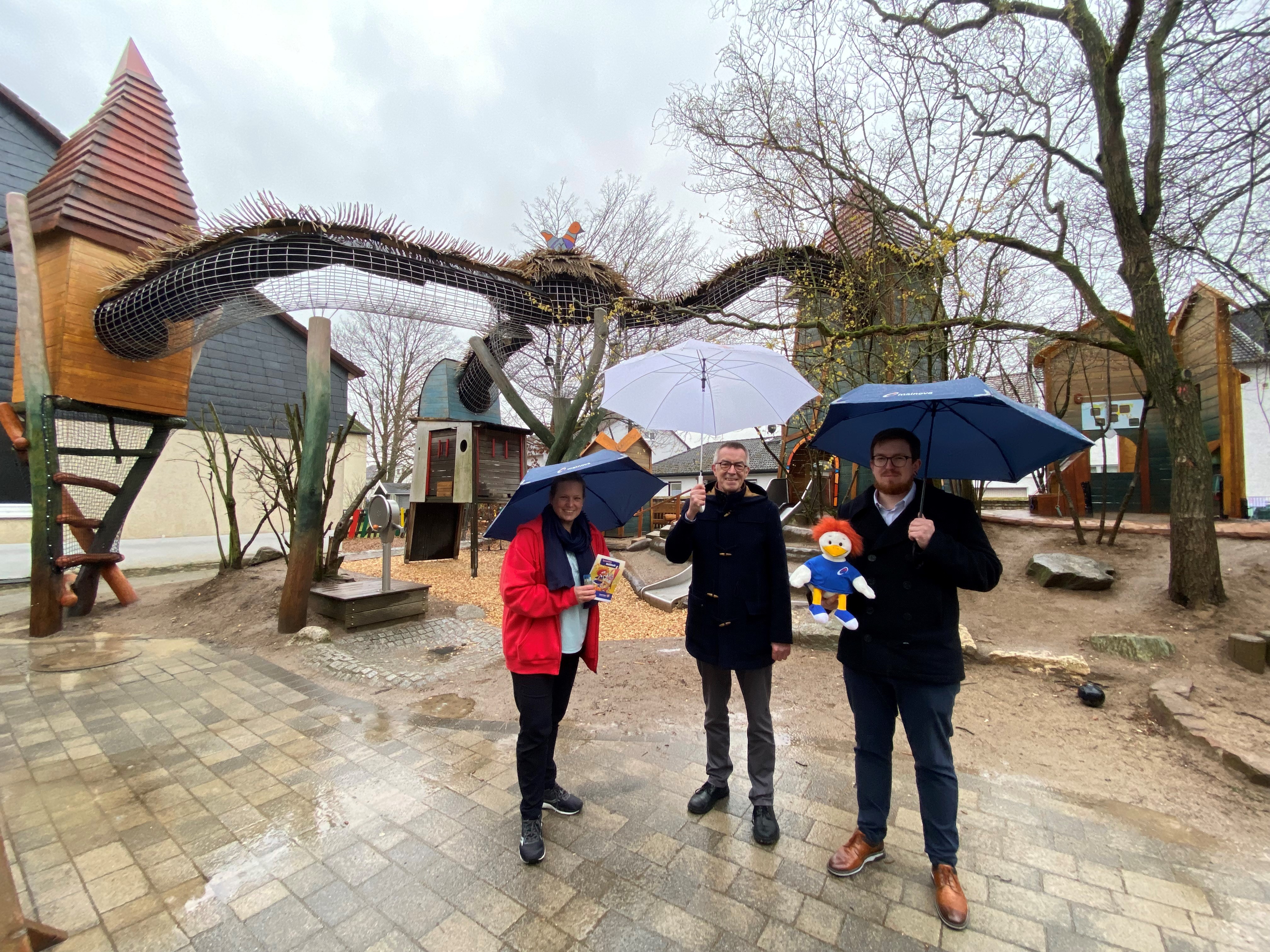 Franz Jirasek mit Kita-Leiterin und Sponsor vom Mainova.