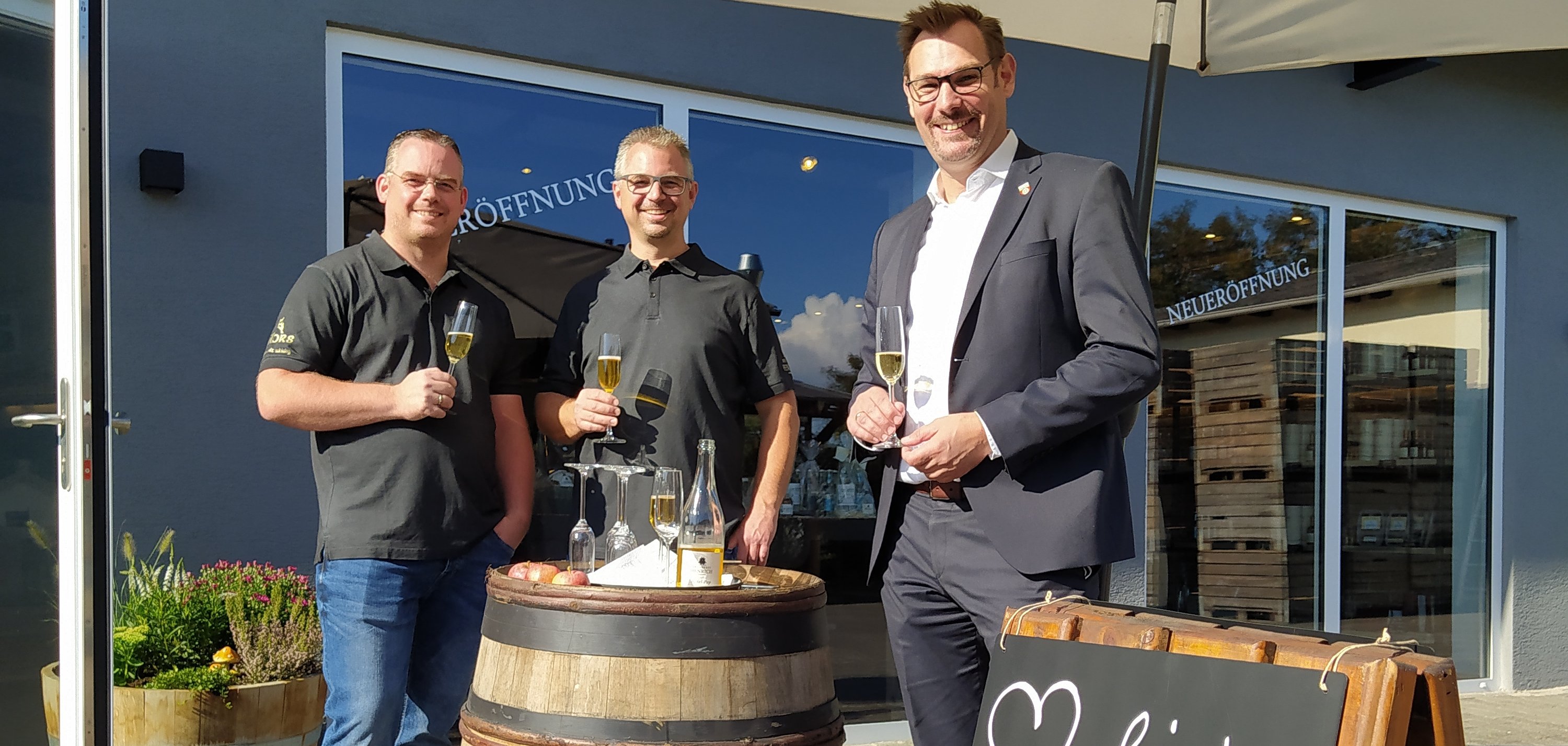 Bürgermeister eitz mit Holger und Ralf Henrich vor dem neuen Hofladen.