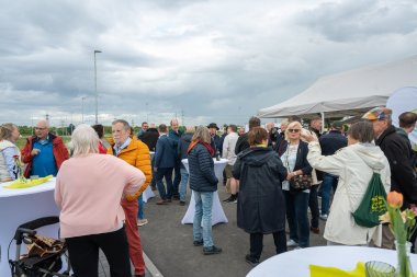 Die Gäste der Einweihung vor einem Essensstand.