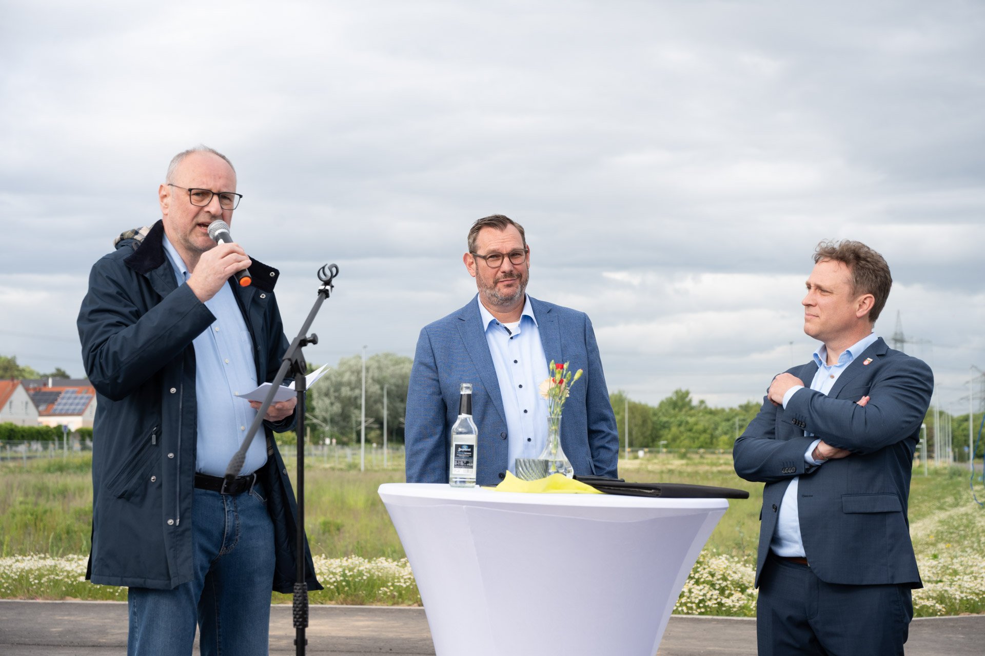 Dr. Krause, Seitz und Mohr kurz vor der Enthüllung des Straßennamens.