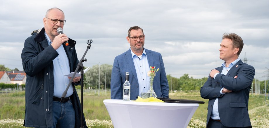 Dr. Krause, Seitz und Mohr kurz vor der Enthüllung des Straßennamens.