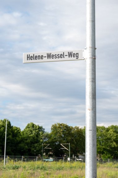 Das Schild des neuen Helene-Wessel-Weges.
