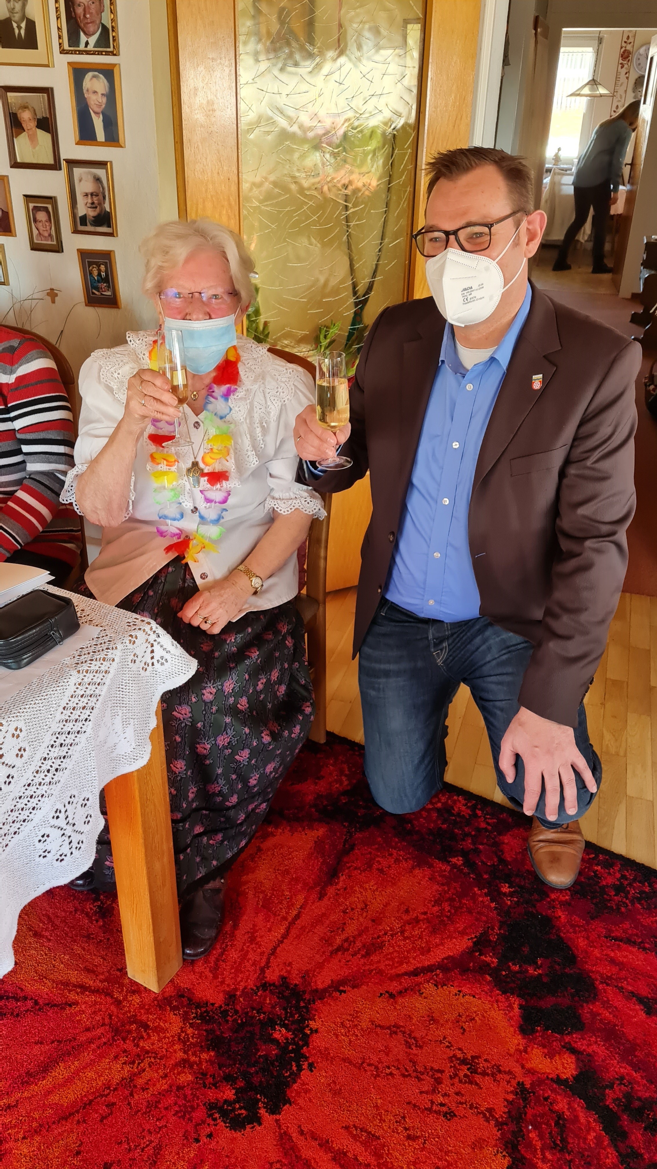 Die Jubilarin stößt mit dem Bürgermeister an.