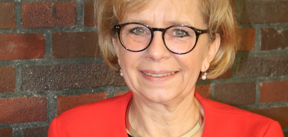 Elisabeth Schmücker lächelt in Kamera.