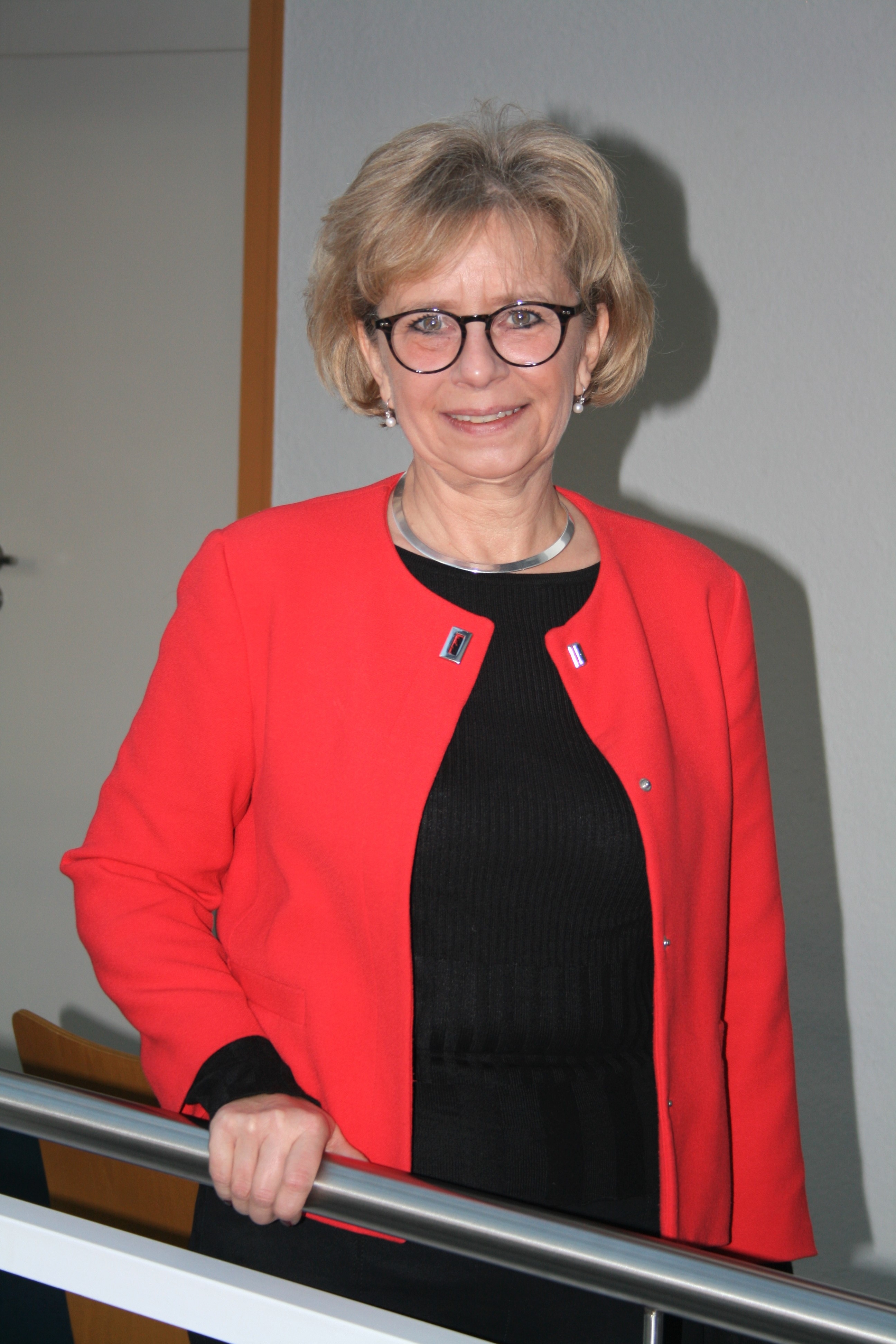 Elisabeth Schmücker lächelt in die Kamera.