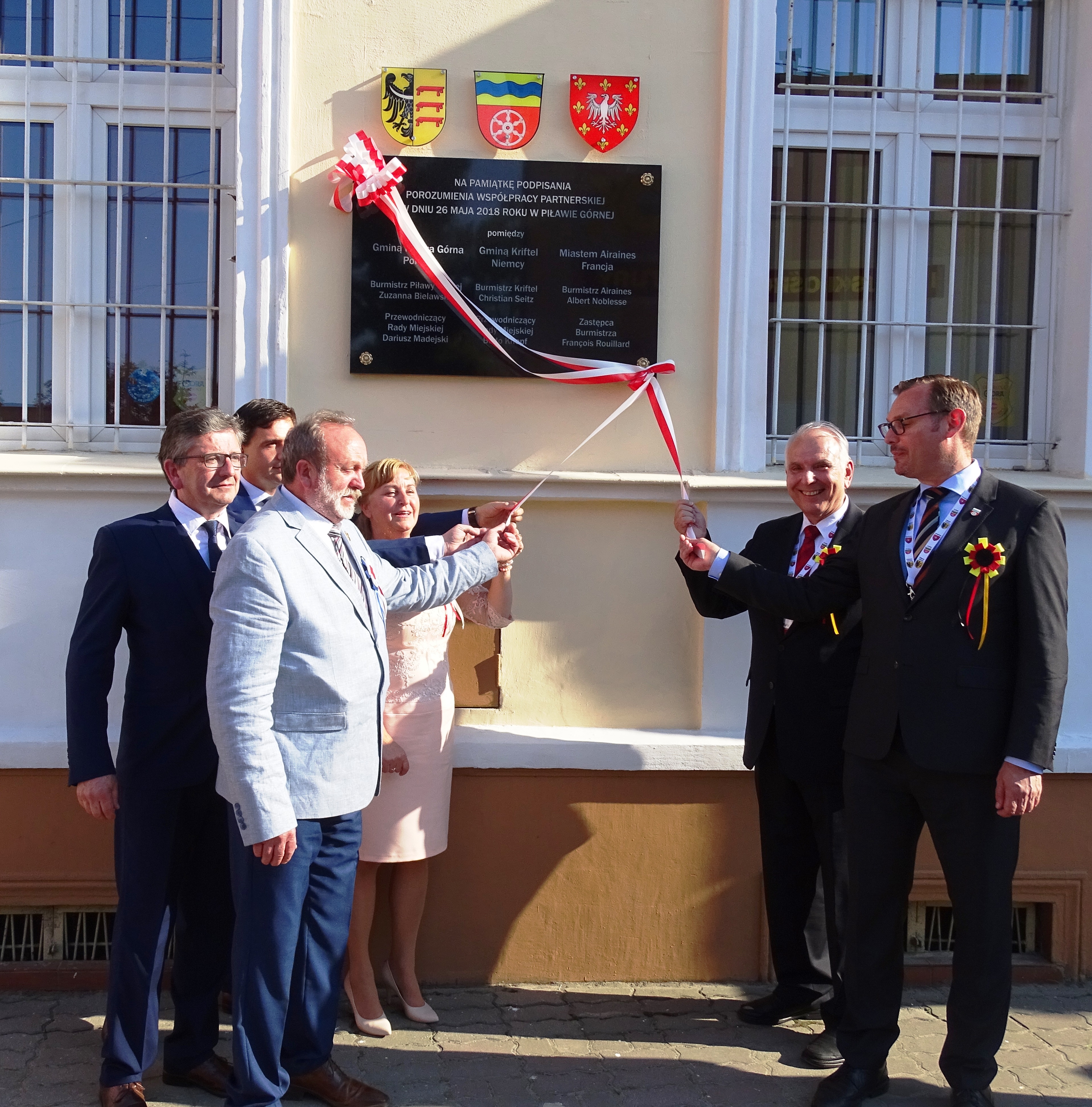 Am 26. Mai 2018 wurde in Polen die Partnerschaft zwischen Kriftel, Airaines und Pilawa Gorna per Vertragsunterzeichnung offiziell besiegelt. Hier die Enthüllung einer Gedenktafel. 