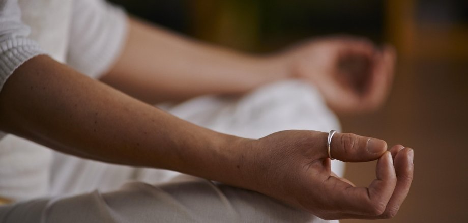 Meditation im Schneidersitz.