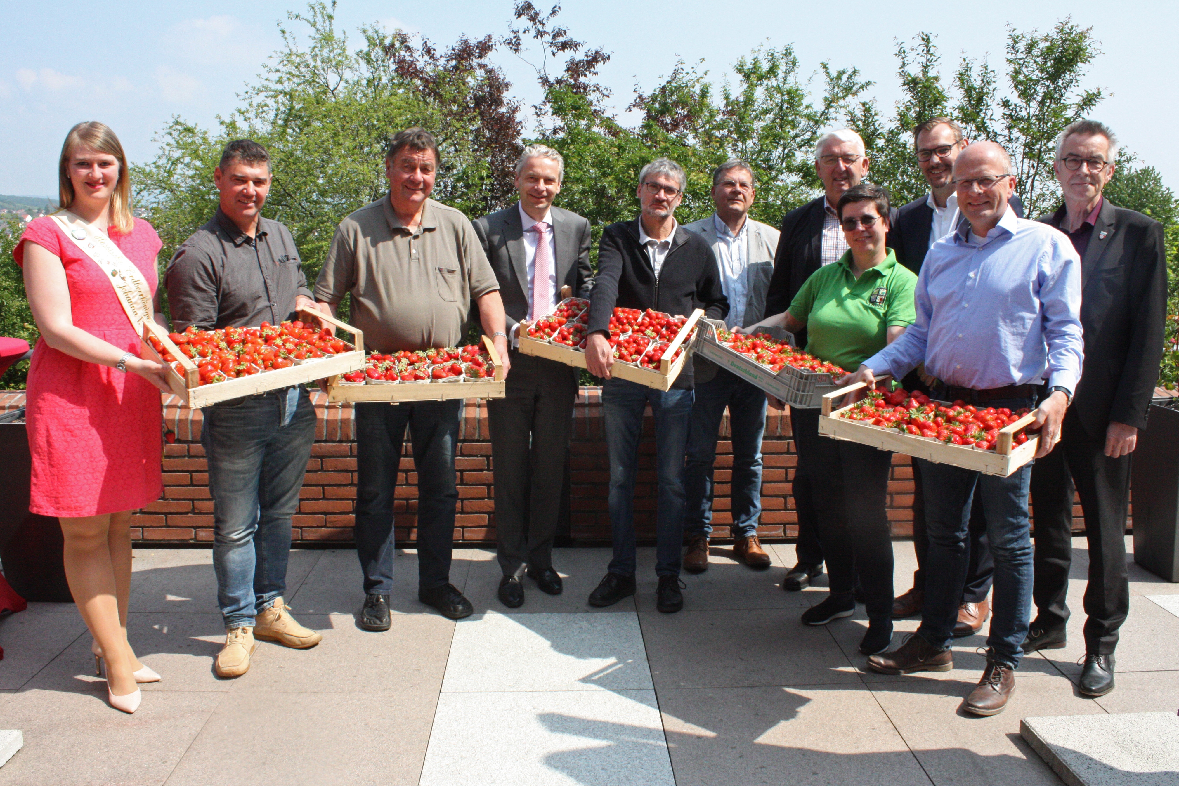 Die Erdbeerbauern mit ihren roten Früchten und viel Prominenz.
