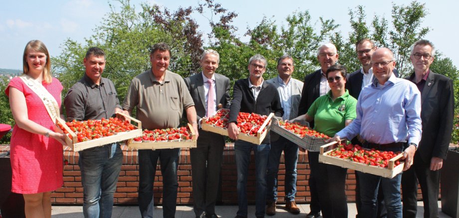 Die Erdbeerbauern mit ihren roten Früchten und viel Prominenz.