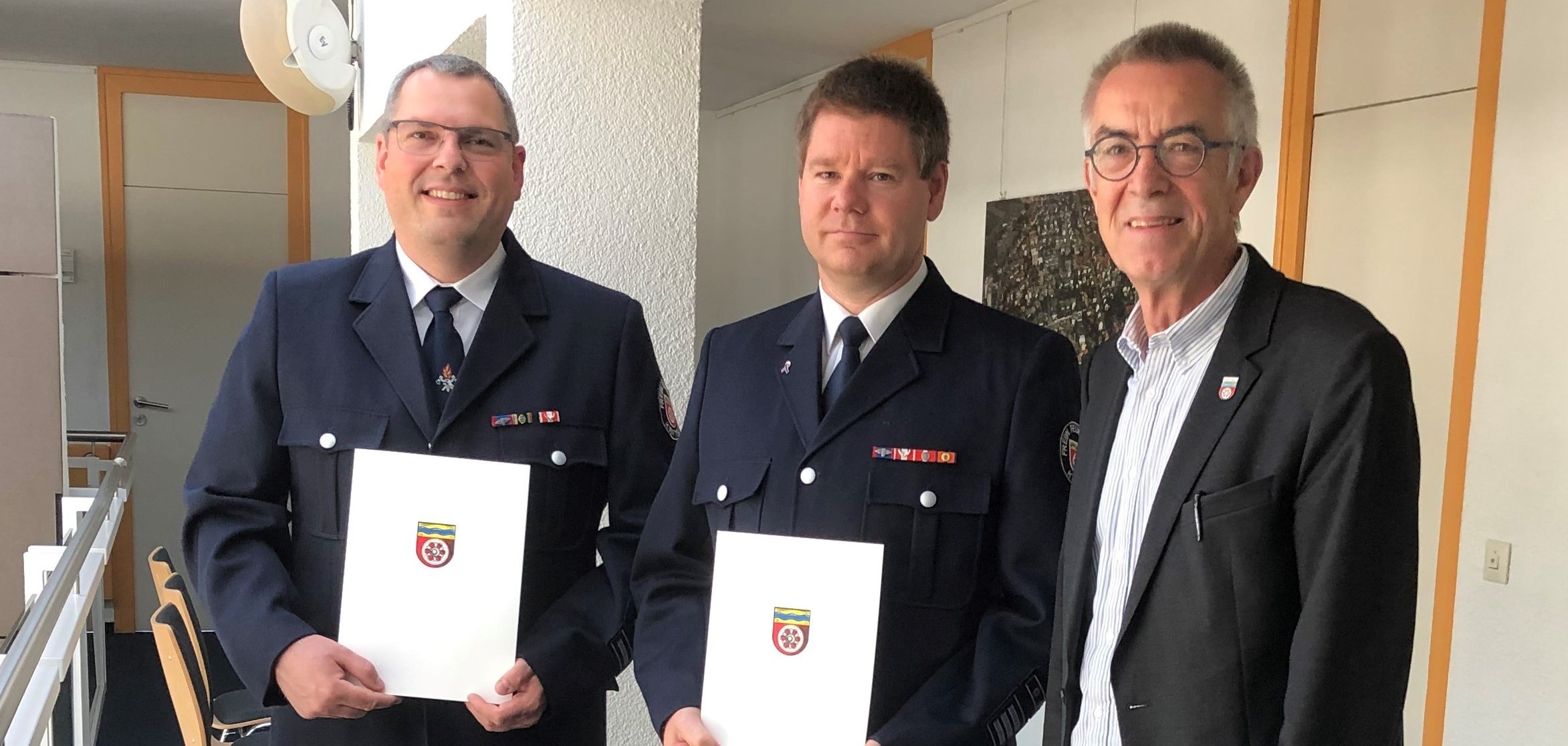 Kilian und Windl mit Ernennungsurkunden.