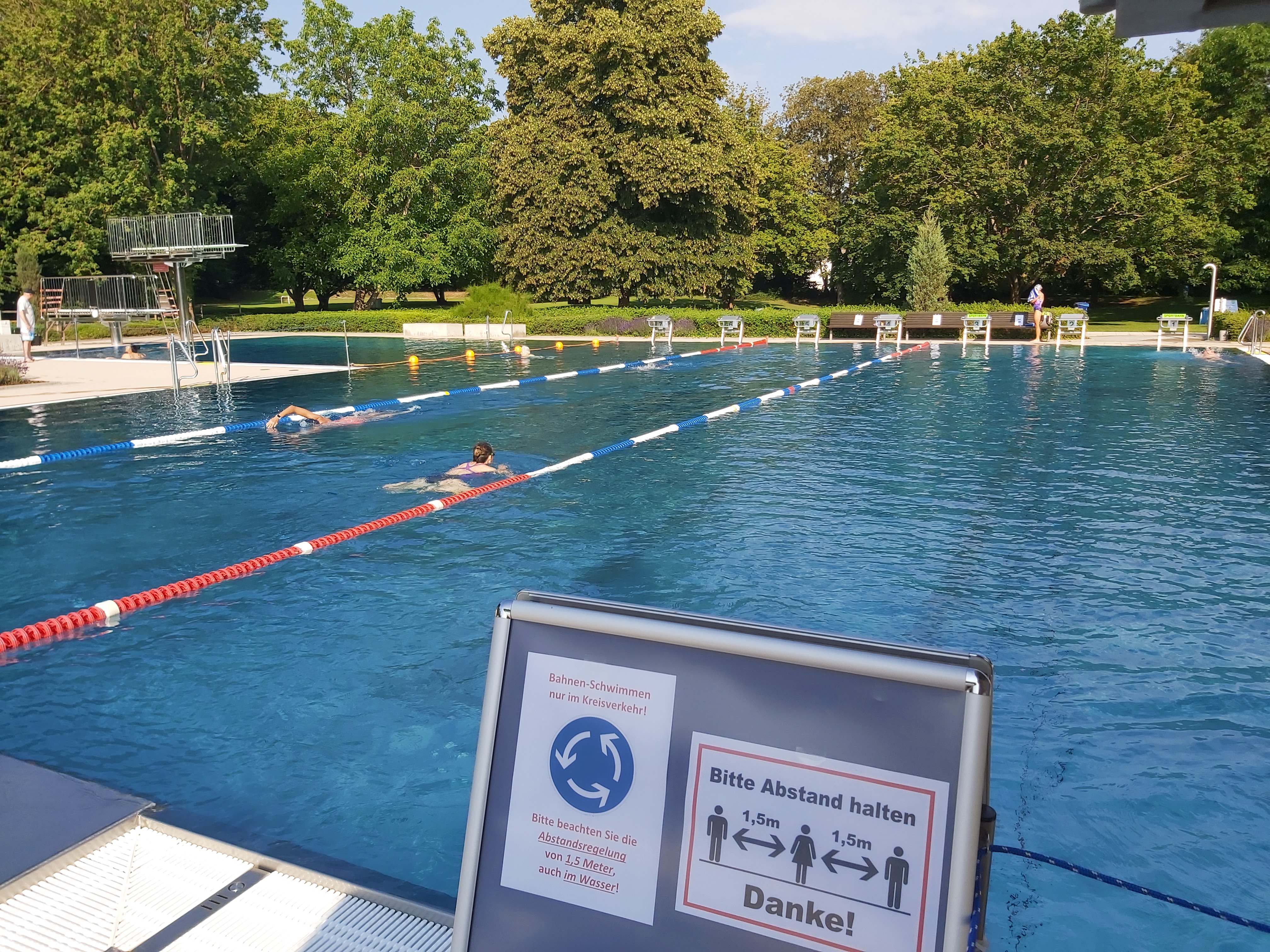 Das Parkbad mit Schwimmregeln in der Saison 2020.
