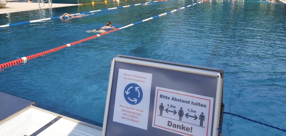 Das Parkbad mit Schwimmregeln in der Saison 2020.