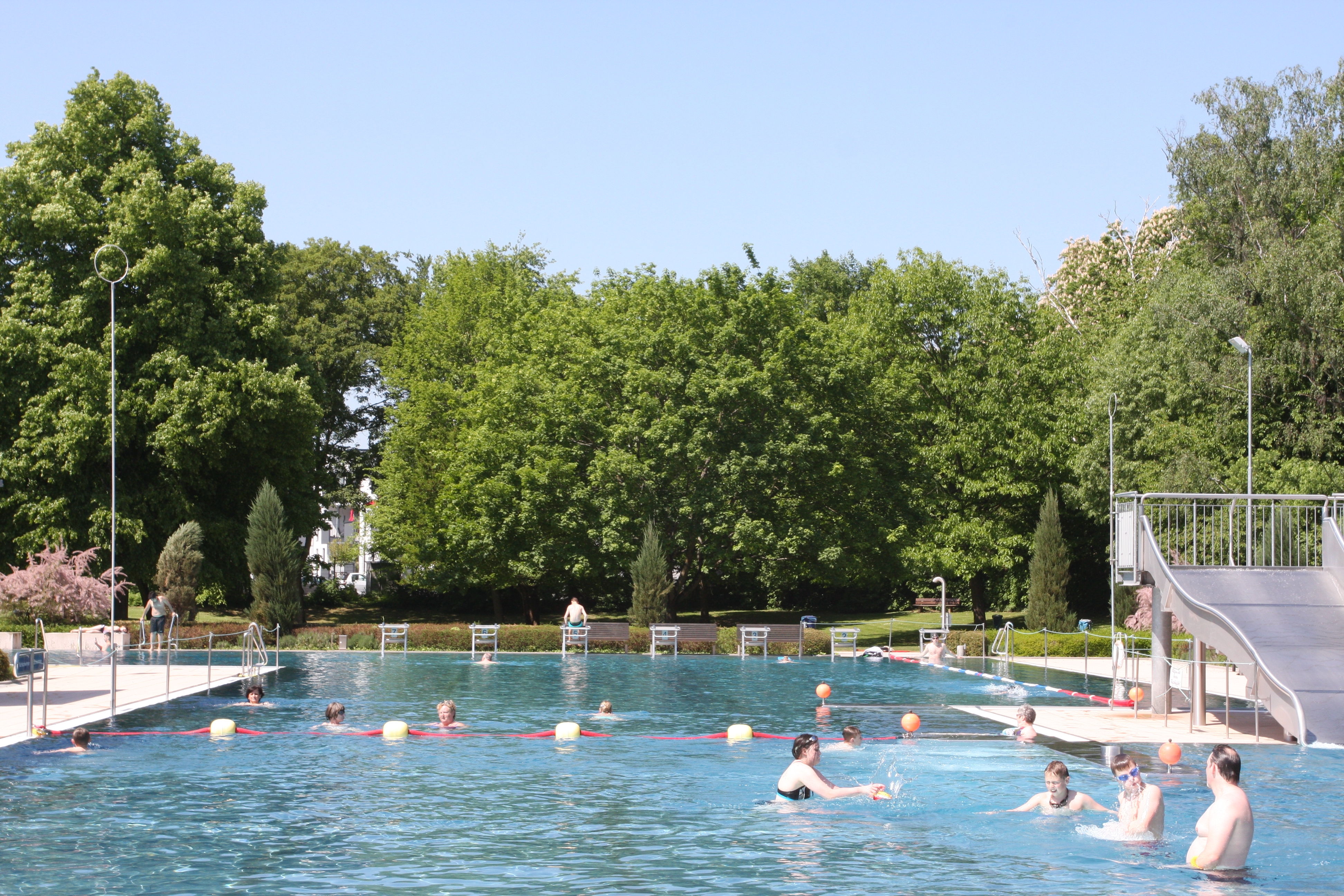 Das Schwimmbecken mit einigen Badegästen.