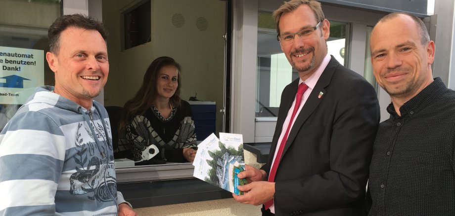 Bürgermeister Seitz an der Parkbadkasse.