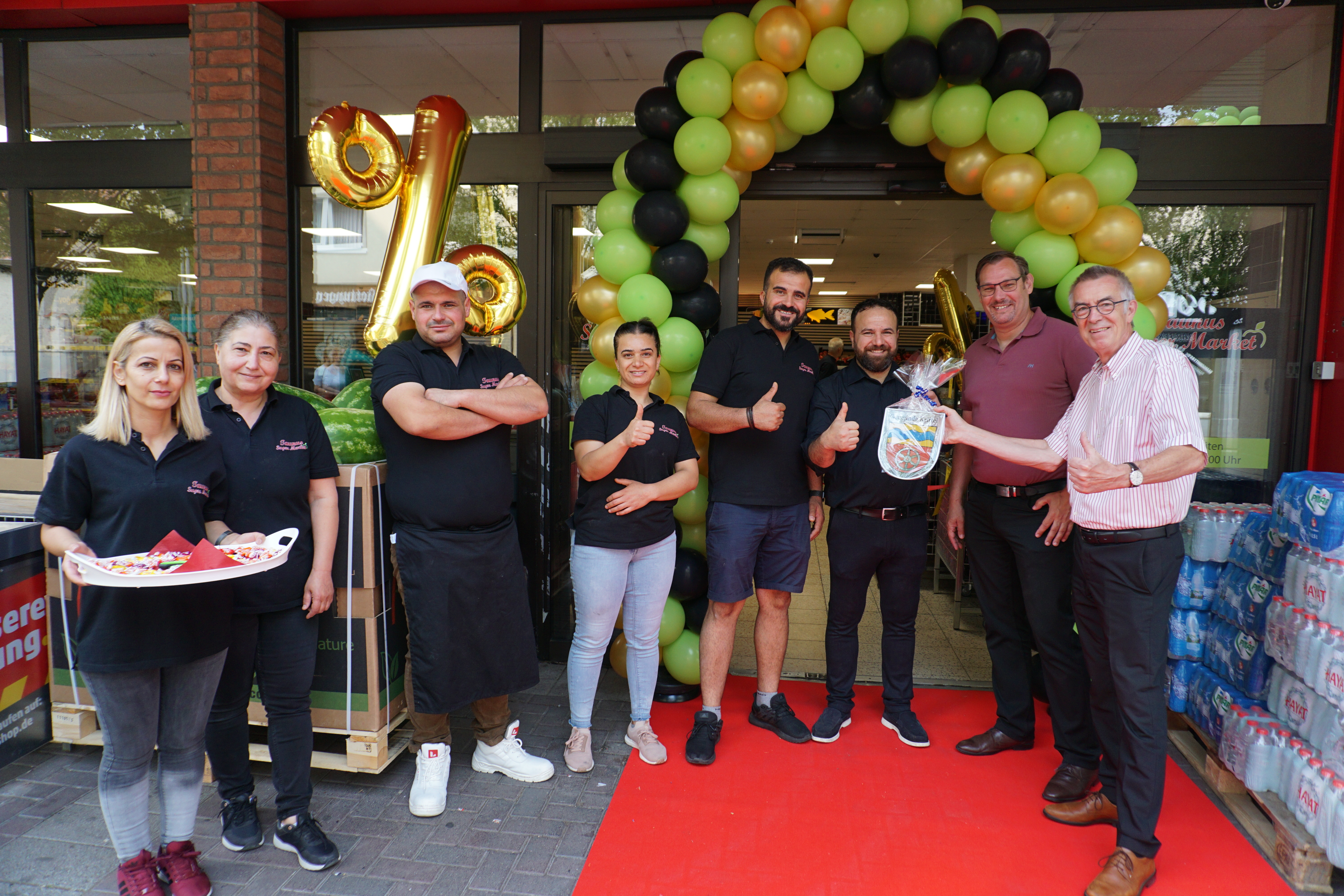 Luftballons, roter Teppich und Ehrengäste.